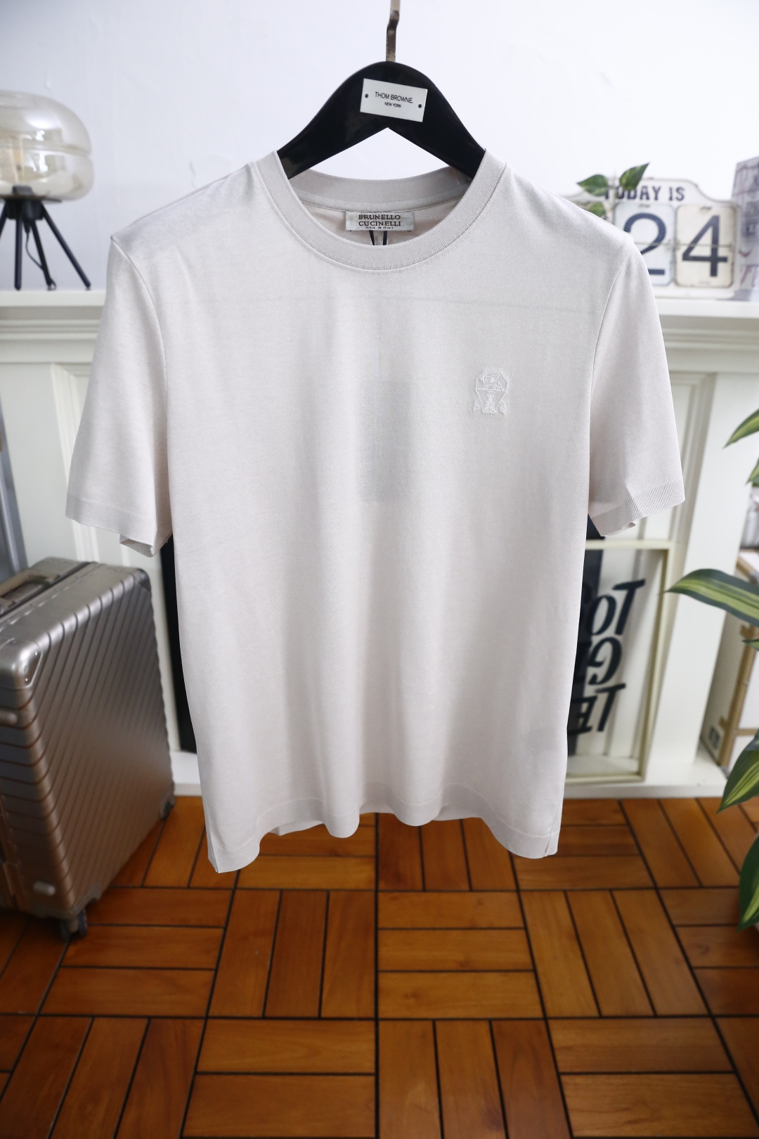 🔥BC.26夏季新品！时尚男士极简风基础T恤，采用利落剪裁打造出松弛而不拖沓的廓形。左胸的精致刺绣标识低