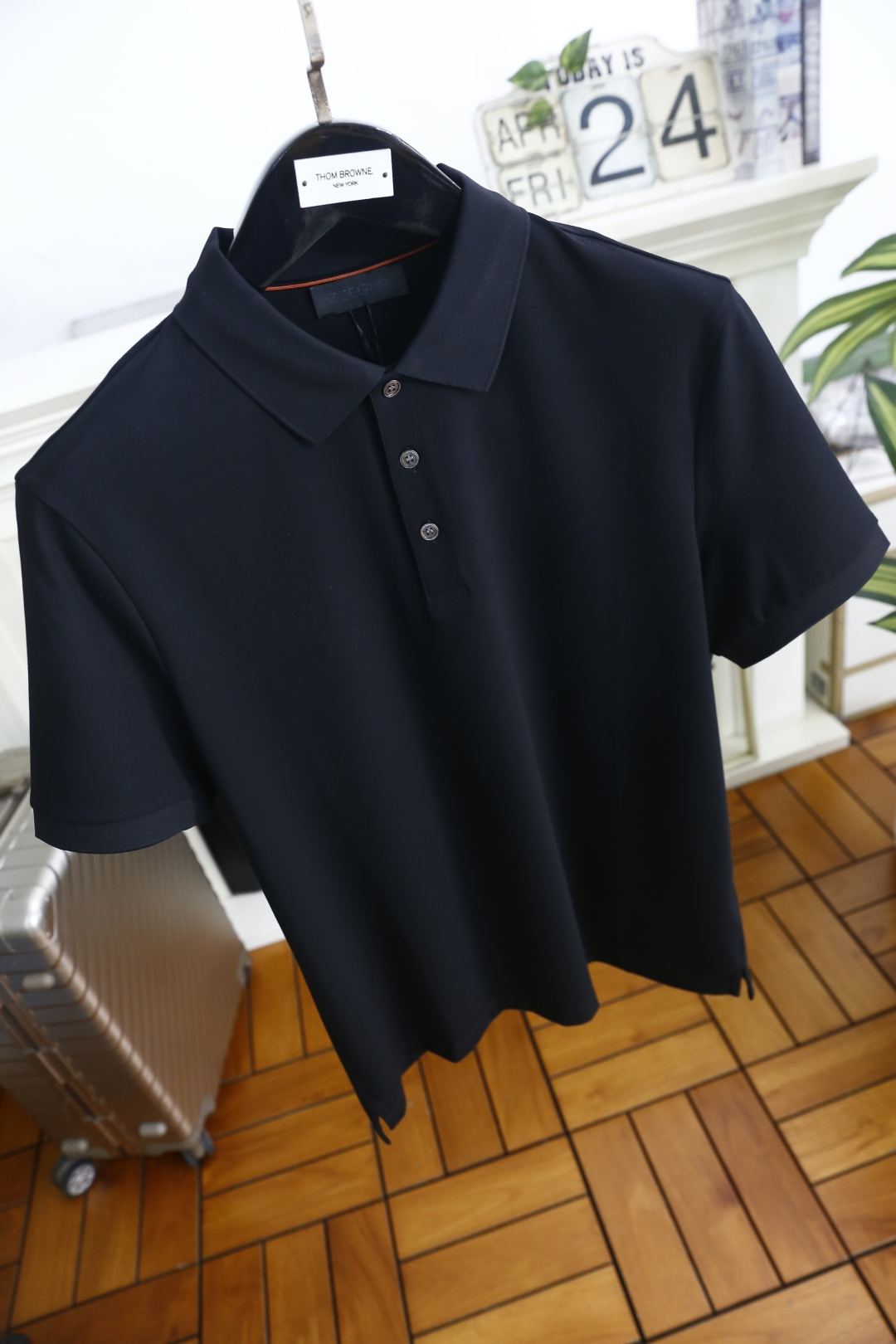 🔥Loro Piana.26夏季新品！时尚男士百搭利落挺括的版型打造出利落有型的轮廓，经典翻领搭配门襟排