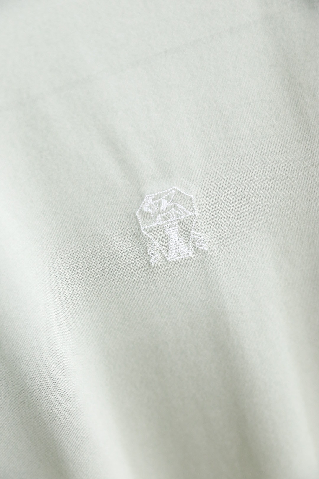 🔥BC.26夏季新品！时尚男士极简风基础T恤，采用利落剪裁打造出松弛而不拖沓的廓形。左胸的精致刺绣标识低