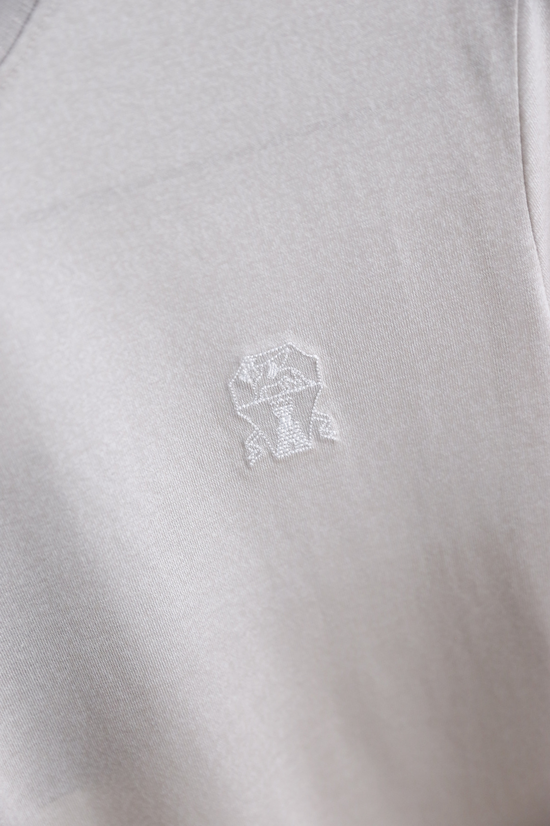 🔥BC.26夏季新品！时尚男士极简风基础T恤，采用利落剪裁打造出松弛而不拖沓的廓形。左胸的精致刺绣标识低