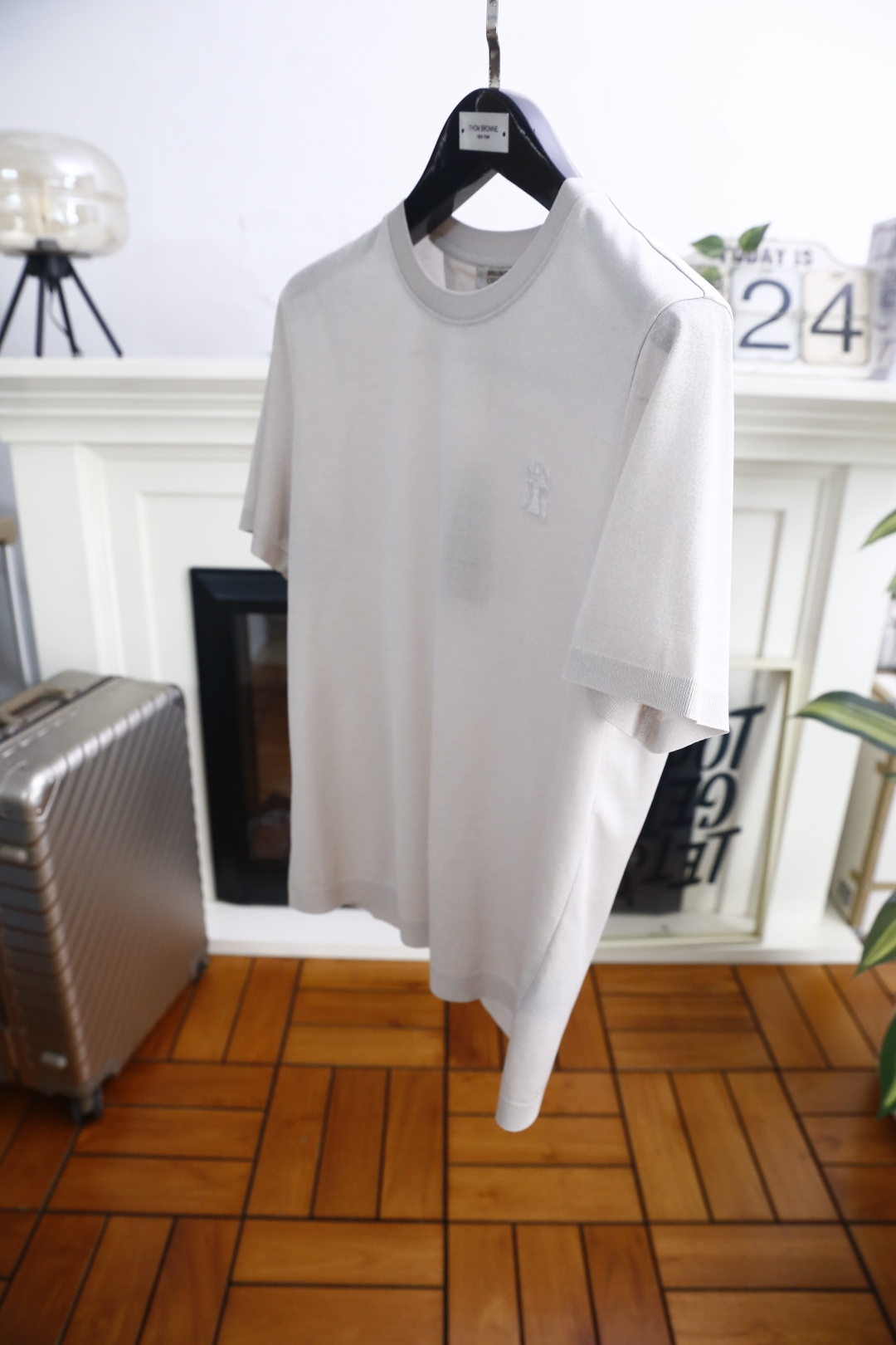 🔥BC.26夏季新品！时尚男士极简风基础T恤，采用利落剪裁打造出松弛而不拖沓的廓形。左胸的精致刺绣标识低