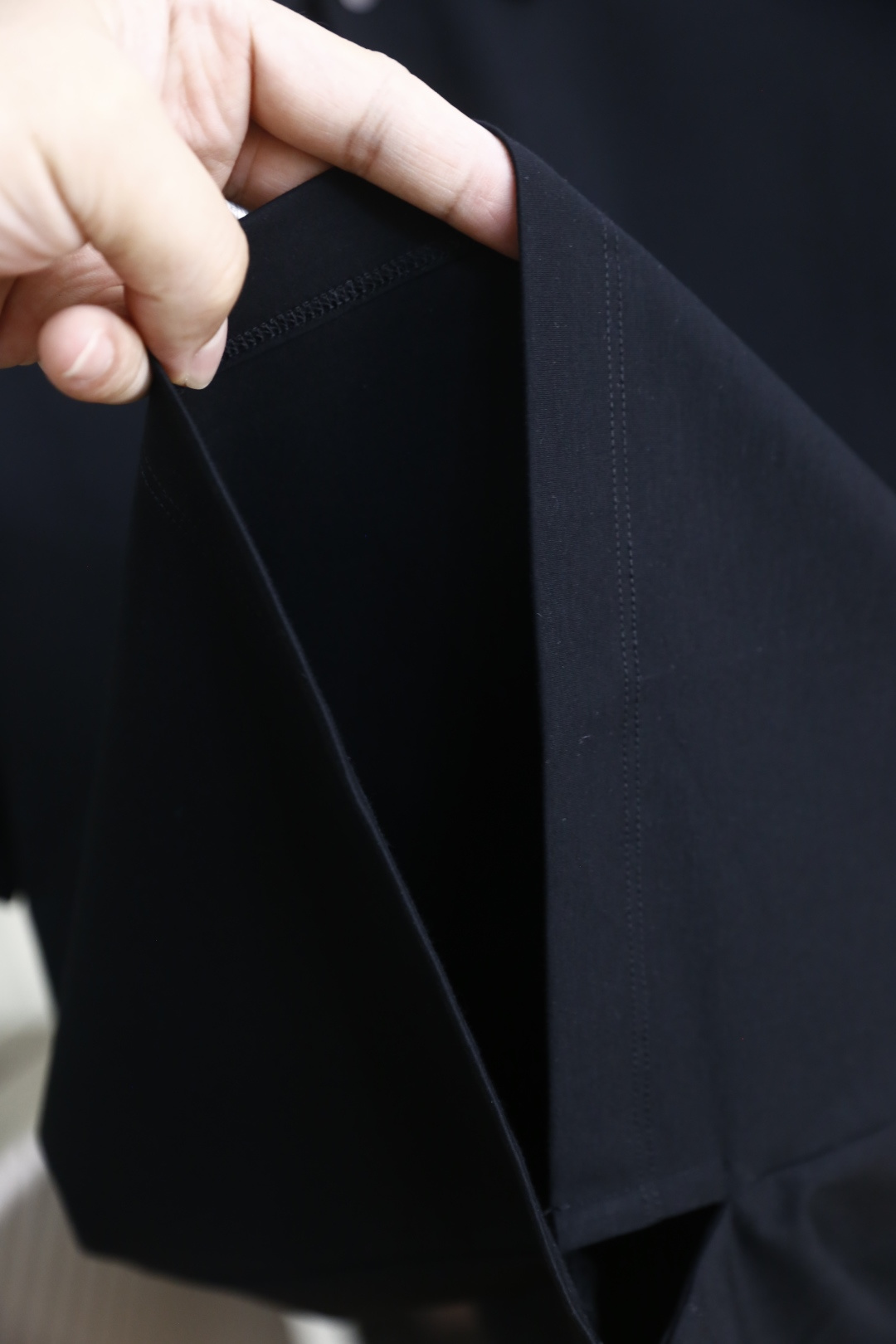 🔥Loro Piana.26夏季新品！时尚男士百搭利落挺括的版型打造出利落有型的轮廓，经典翻领搭配门襟排