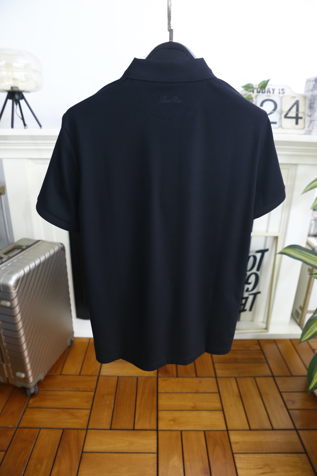 🔥Loro Piana.26夏季新品！时尚男士百搭利落挺括的版型打造出利落有型的轮廓，经典翻领搭配门襟排