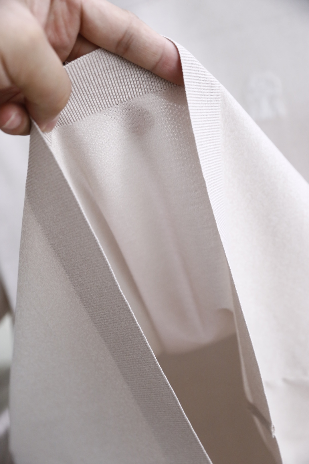 🔥BC.26夏季新品！时尚男士极简风基础T恤，采用利落剪裁打造出松弛而不拖沓的廓形。左胸的精致刺绣标识低