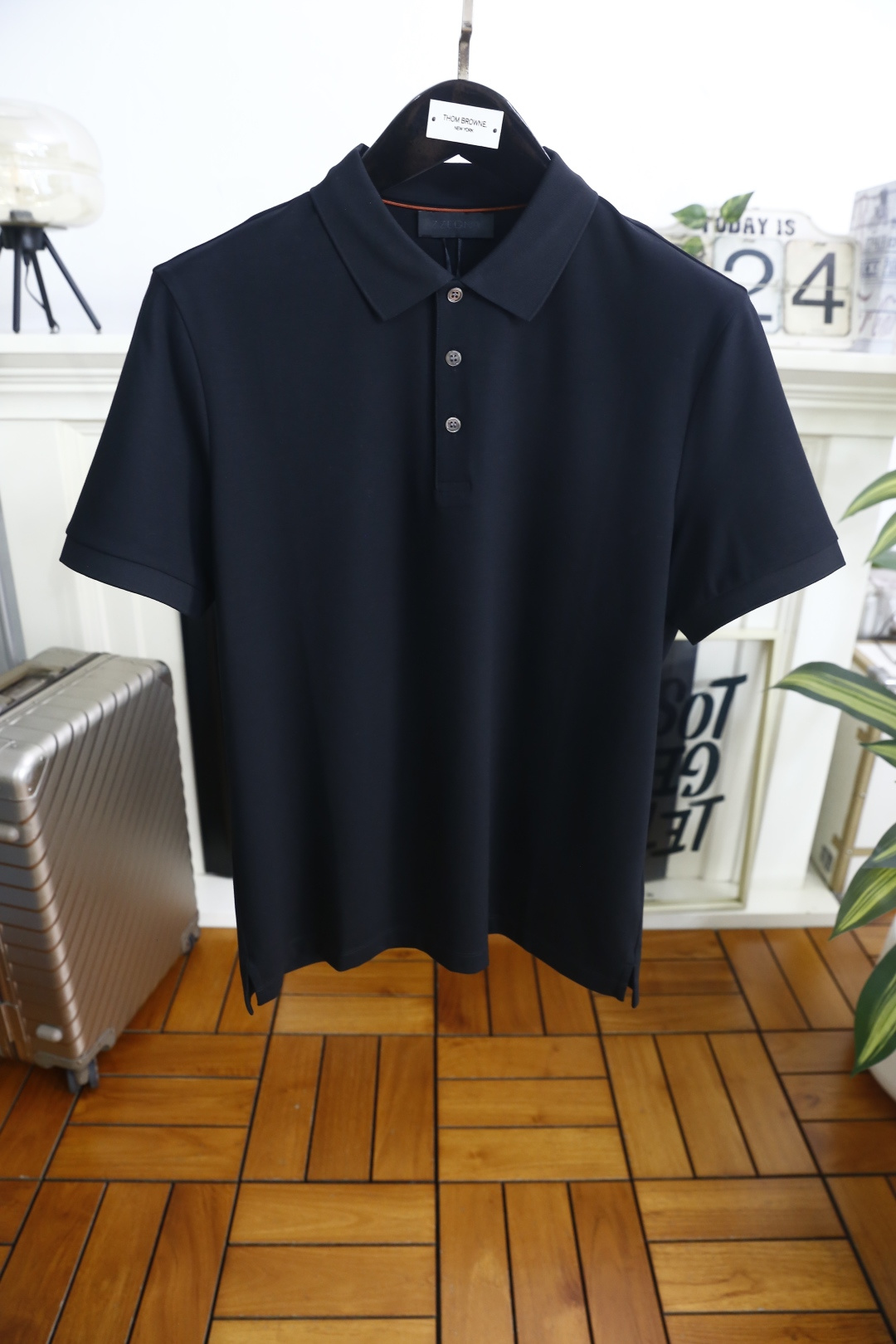 🔥Loro Piana.26夏季新品！时尚男士百搭利落挺括的版型打造出利落有型的轮廓，经典翻领搭配门襟排