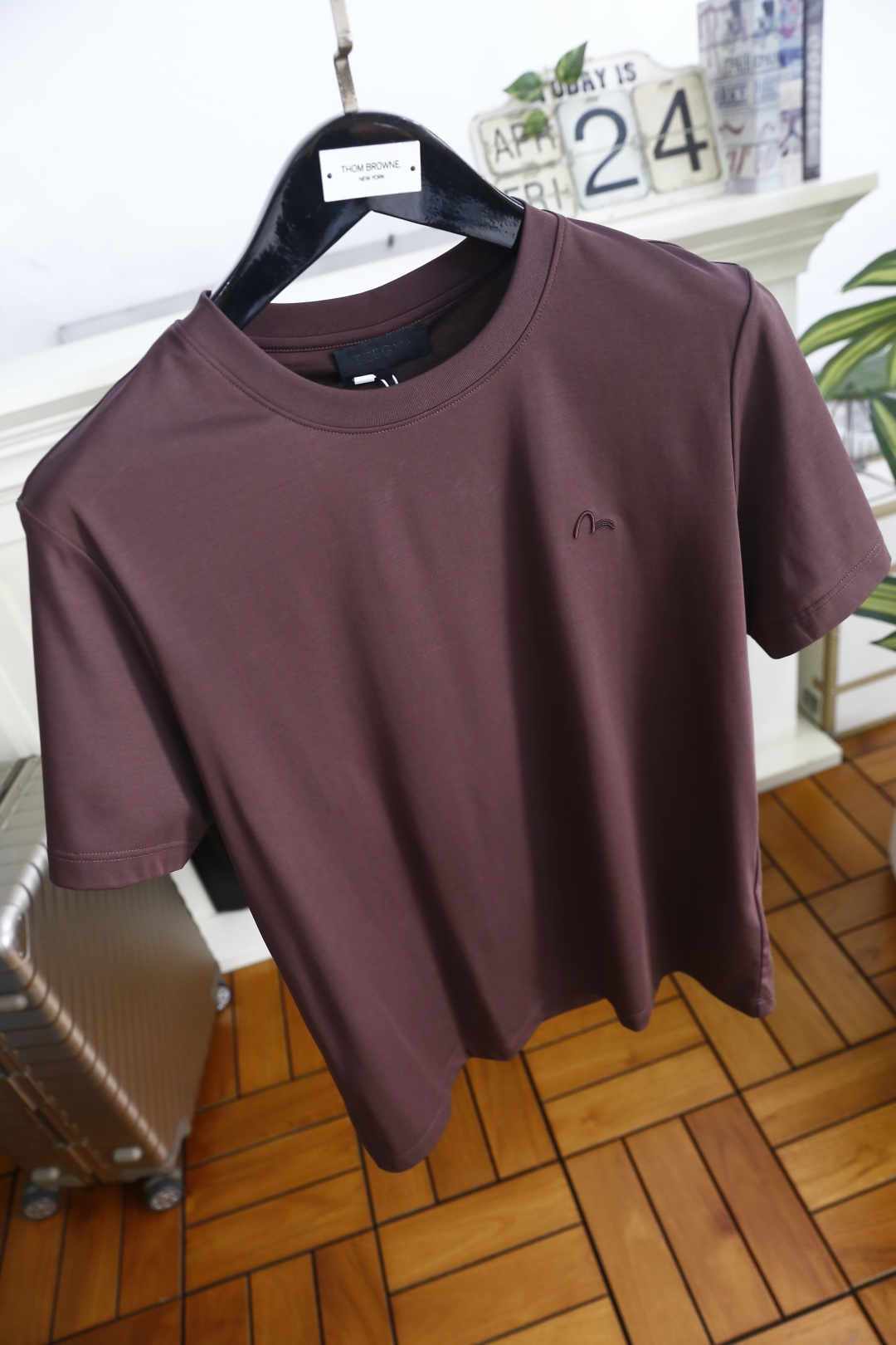 🔥杰尼亚.26夏季新品！时尚男士极简主义风格的基础款T恤，采用舒适100支匹马棉面料👍胸前利落的剪裁打造