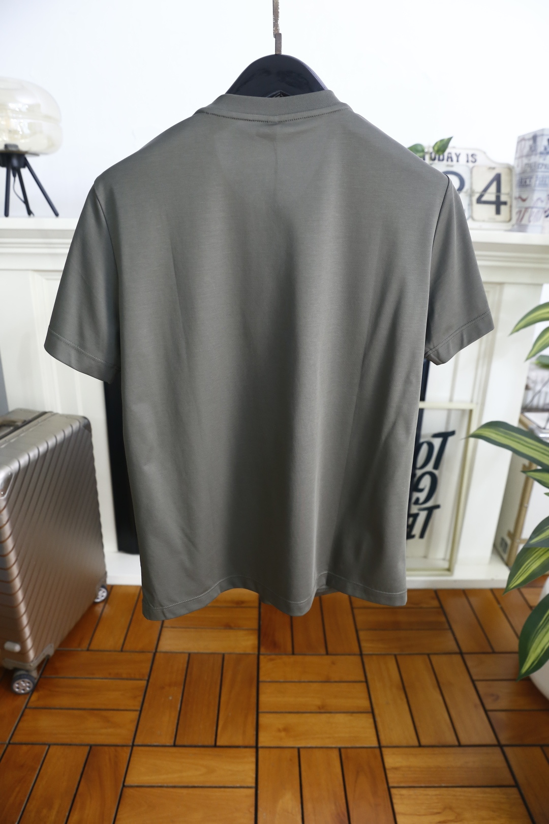 🔥杰尼亚.26夏季新品！时尚男士极简主义风格的基础款T恤，采用舒适100支匹马棉面料👍胸前利落的剪裁打造