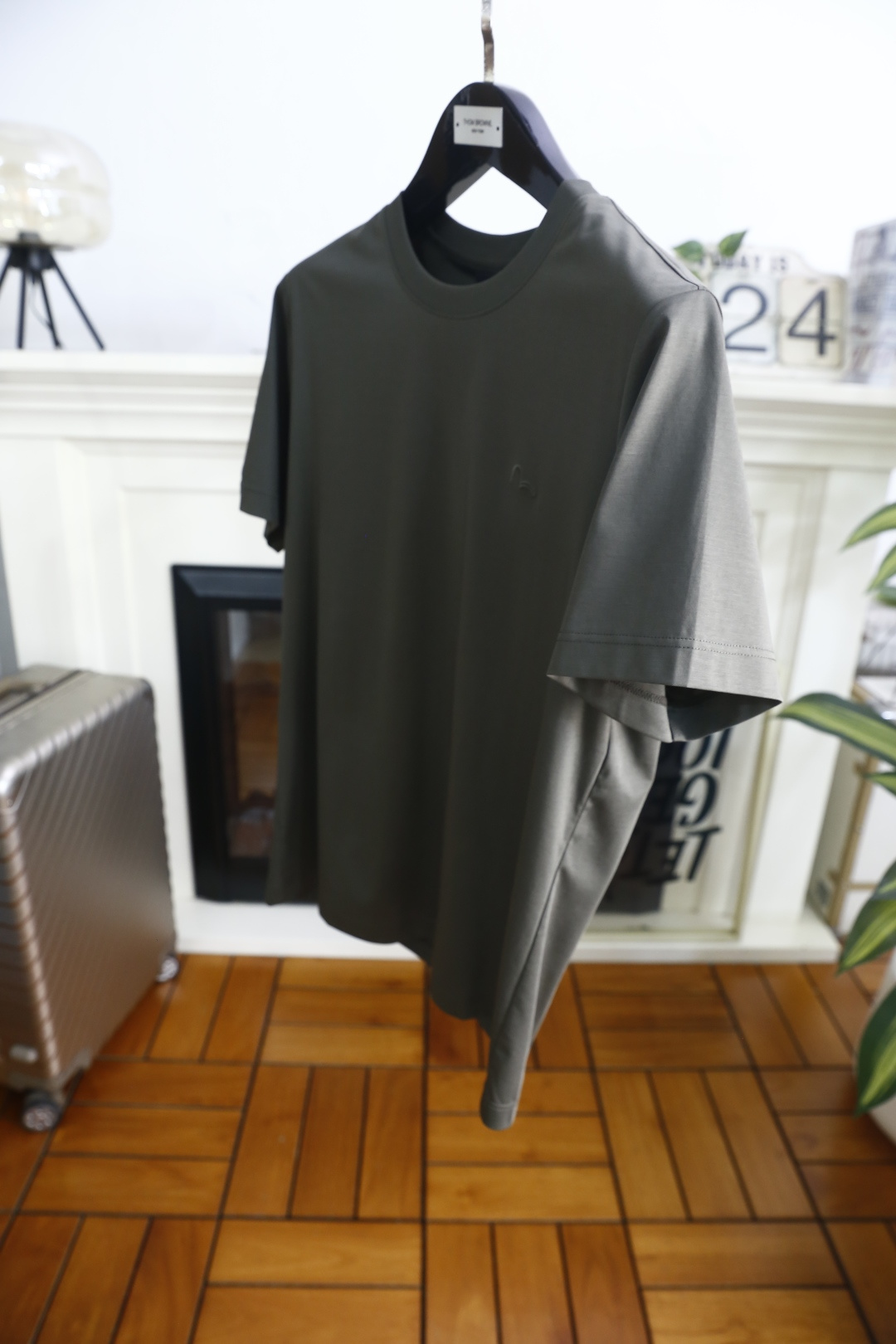 🔥杰尼亚.26夏季新品！时尚男士极简主义风格的基础款T恤，采用舒适100支匹马棉面料👍胸前利落的剪裁打造