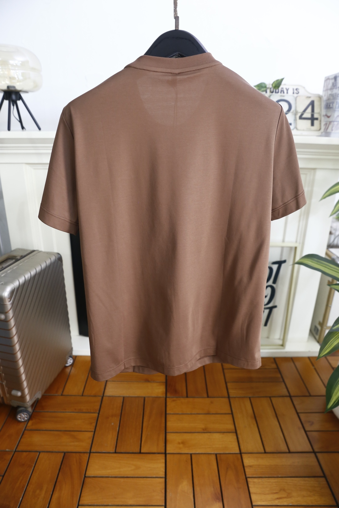 🔥杰尼亚.26夏季新品！时尚男士极简主义风格的基础款T恤，采用舒适100支匹马棉面料👍胸前利落的剪裁打造