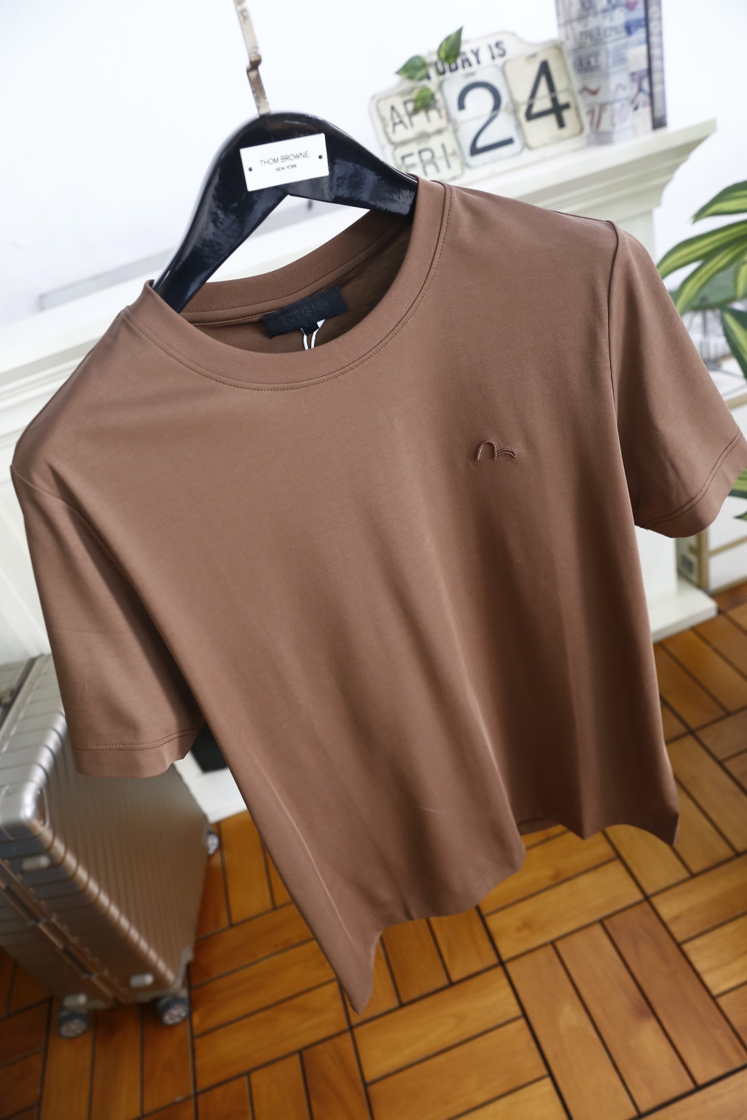 🔥杰尼亚.26夏季新品！时尚男士极简主义风格的基础款T恤，采用舒适100支匹马棉面料👍胸前利落的剪裁打造