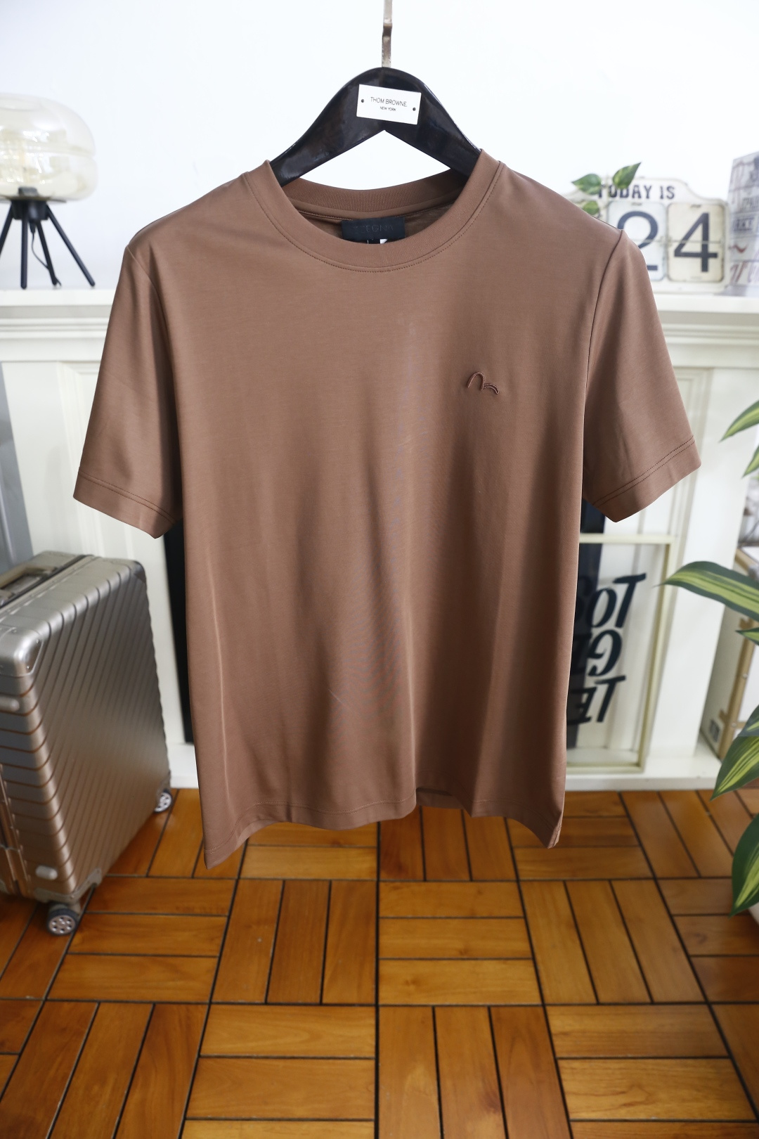 🔥杰尼亚.26夏季新品！时尚男士极简主义风格的基础款T恤，采用舒适100支匹马棉面料👍胸前利落的剪裁打造