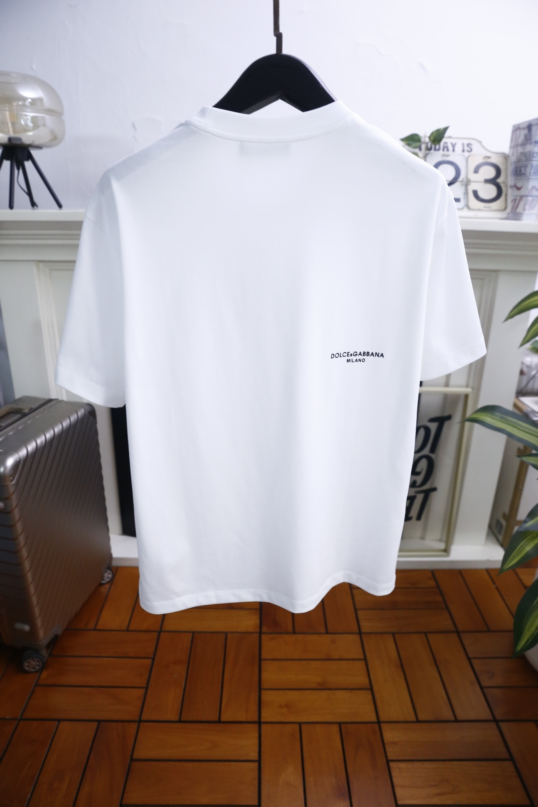 🔥杜嘉班纳.26夏季新品！时尚男士经典基础廓形T恤，以利落线条勾勒出松弛而有型的轮廓。胸前的品牌标识采用