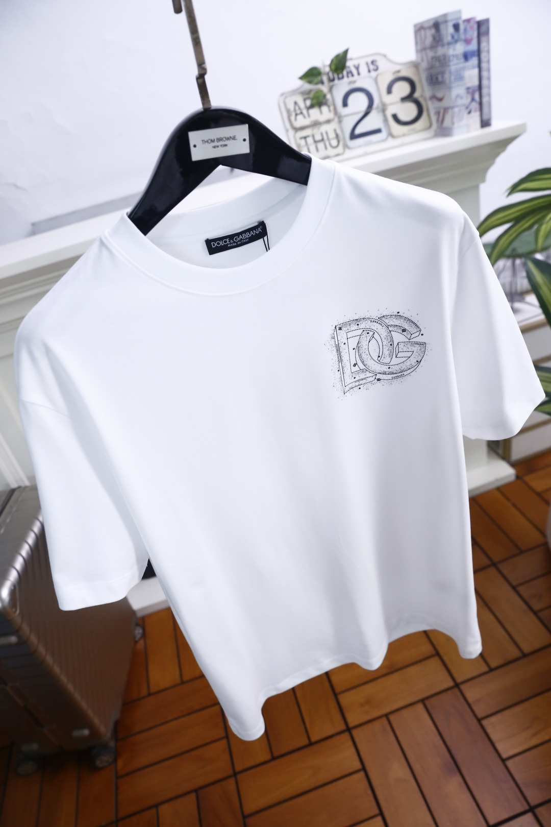 🔥杜嘉班纳.26夏季新品！时尚男士经典基础廓形T恤，以利落线条勾勒出松弛而有型的轮廓。胸前的品牌标识采用