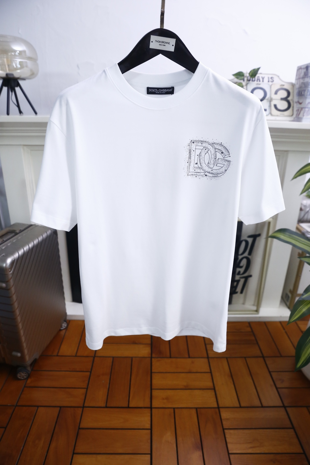 🔥杜嘉班纳.26夏季新品！时尚男士经典基础廓形T恤，以利落线条勾勒出松弛而有型的轮廓。胸前的品牌标识采用