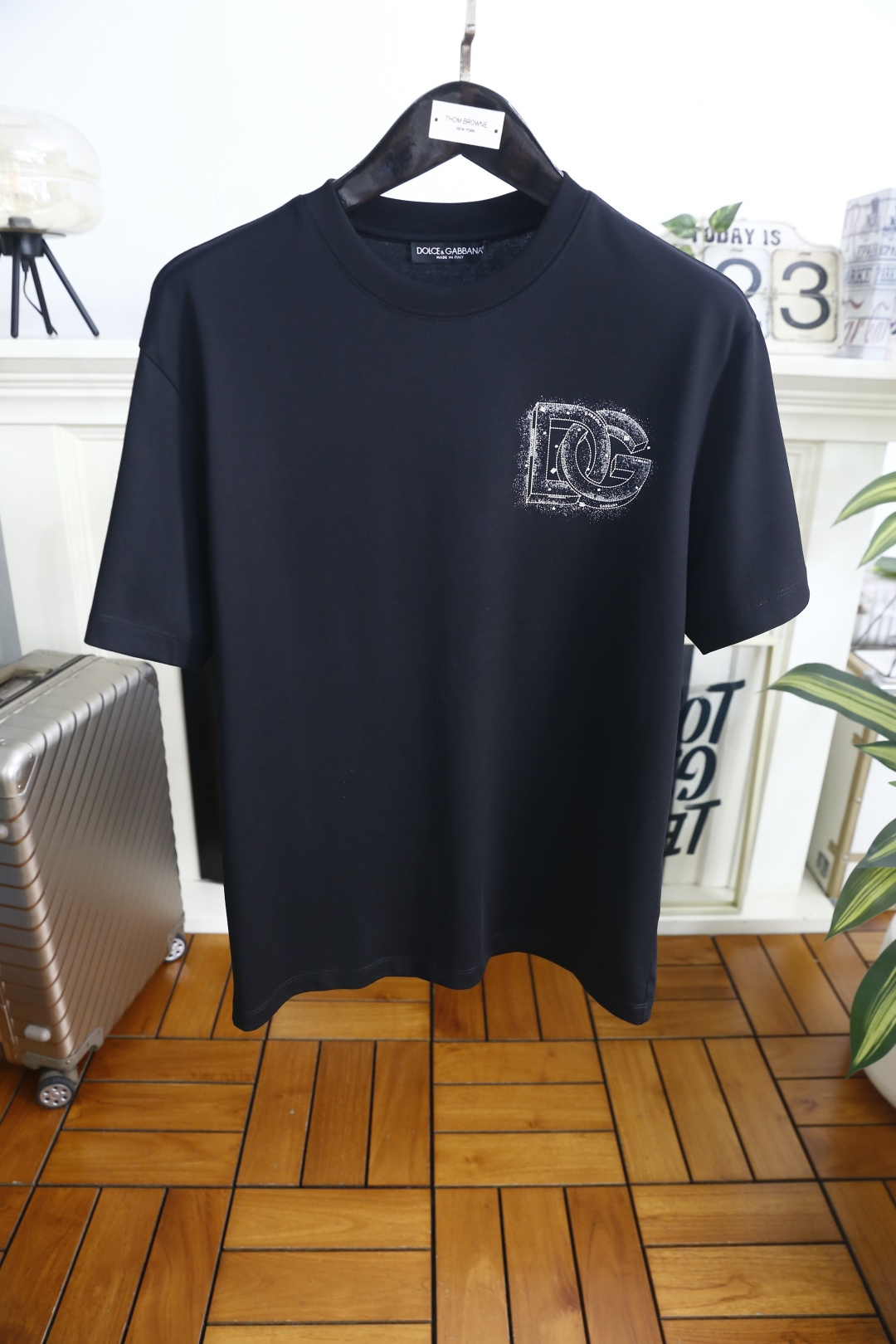 🔥杜嘉班纳.26夏季新品！时尚男士经典基础廓形T恤，以利落线条勾勒出松弛而有型的轮廓。胸前的品牌标识采用