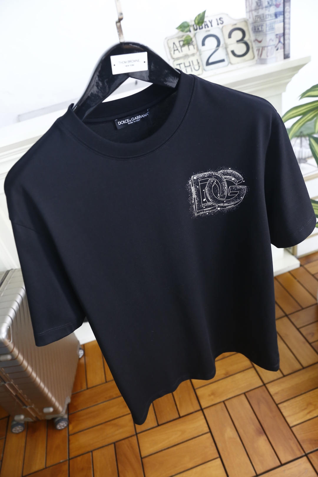 🔥杜嘉班纳.26夏季新品！时尚男士经典基础廓形T恤，以利落线条勾勒出松弛而有型的轮廓。胸前的品牌标识采用