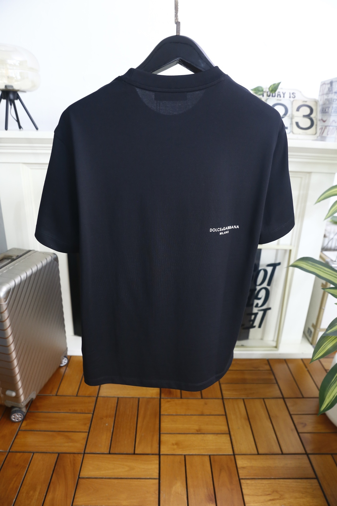 🔥杜嘉班纳.26夏季新品！时尚男士经典基础廓形T恤，以利落线条勾勒出松弛而有型的轮廓。胸前的品牌标识采用