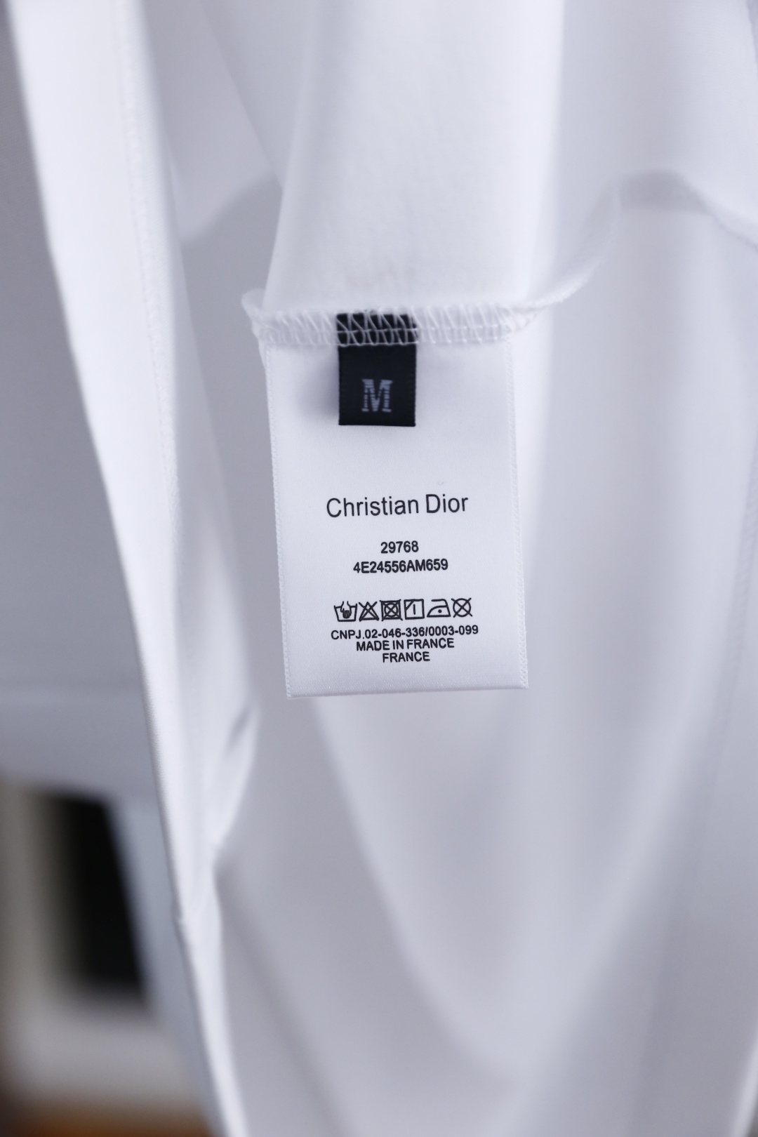 🔥迪奥.26夏季新品！时尚男士百搭T恤采用经典圆领设计，版型宽松不紧绷，上身利落有型。胸前饰有精致的品牌