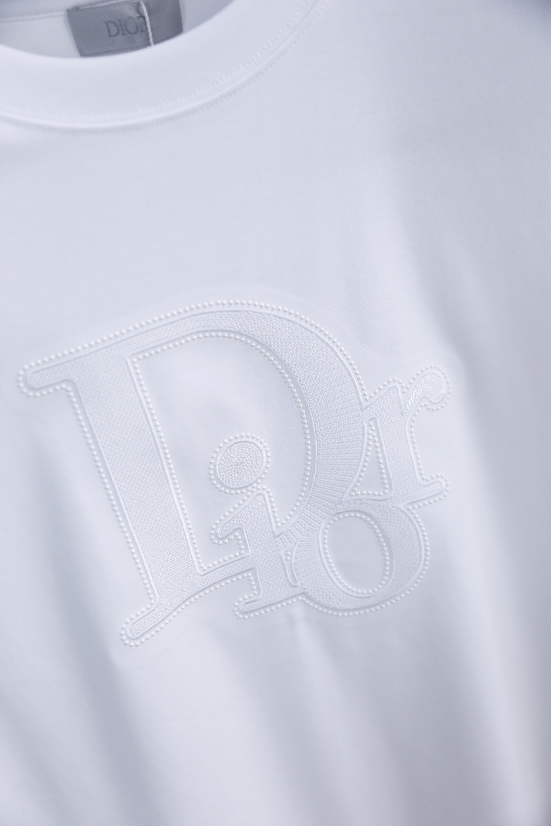 🔥迪奥.26夏季新品！时尚男士百搭T恤采用经典圆领设计，版型宽松不紧绷，上身利落有型。胸前饰有精致的品牌