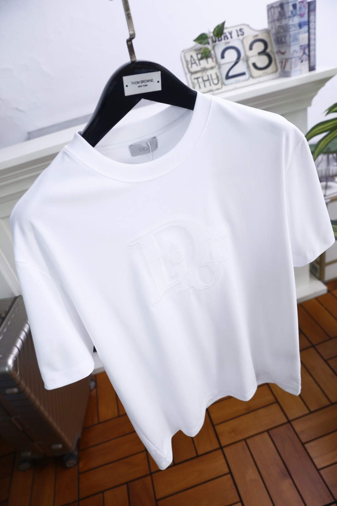 🔥迪奥.26夏季新品！时尚男士百搭T恤采用经典圆领设计，版型宽松不紧绷，上身利落有型。胸前饰有精致的品牌