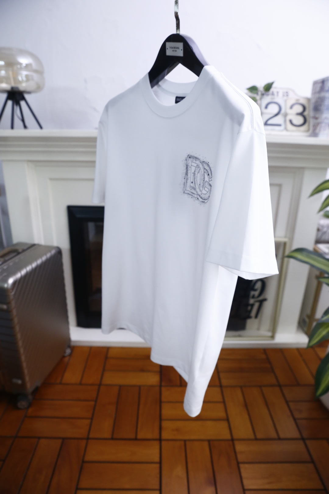 🔥杜嘉班纳.26夏季新品！时尚男士经典基础廓形T恤，以利落线条勾勒出松弛而有型的轮廓。胸前的品牌标识采用