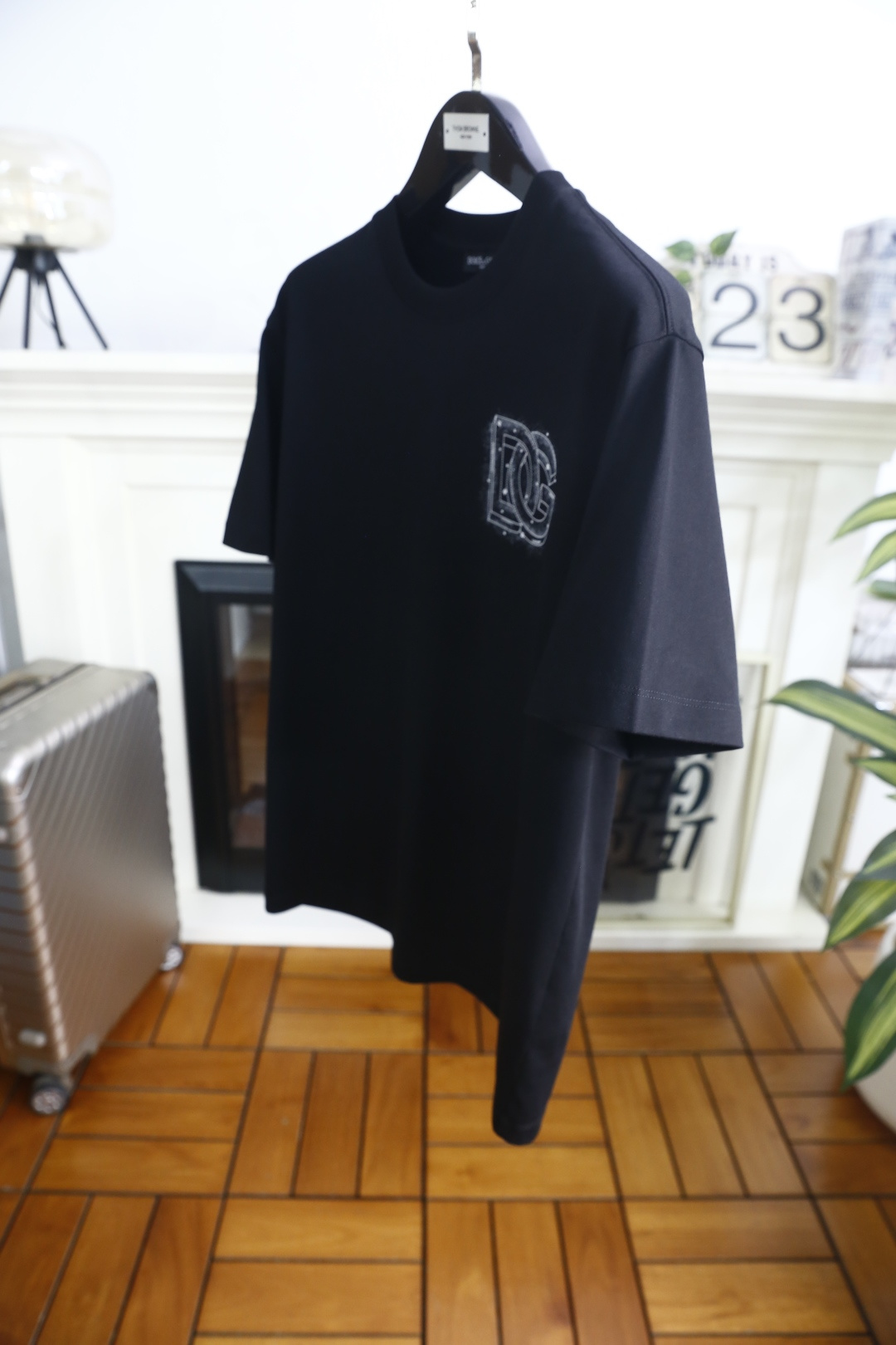 🔥杜嘉班纳.26夏季新品！时尚男士经典基础廓形T恤，以利落线条勾勒出松弛而有型的轮廓。胸前的品牌标识采用