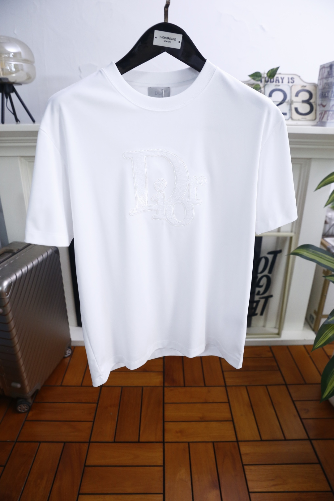 🔥迪奥.26夏季新品！时尚男士百搭T恤采用经典圆领设计，版型宽松不紧绷，上身利落有型。胸前饰有精致的品牌