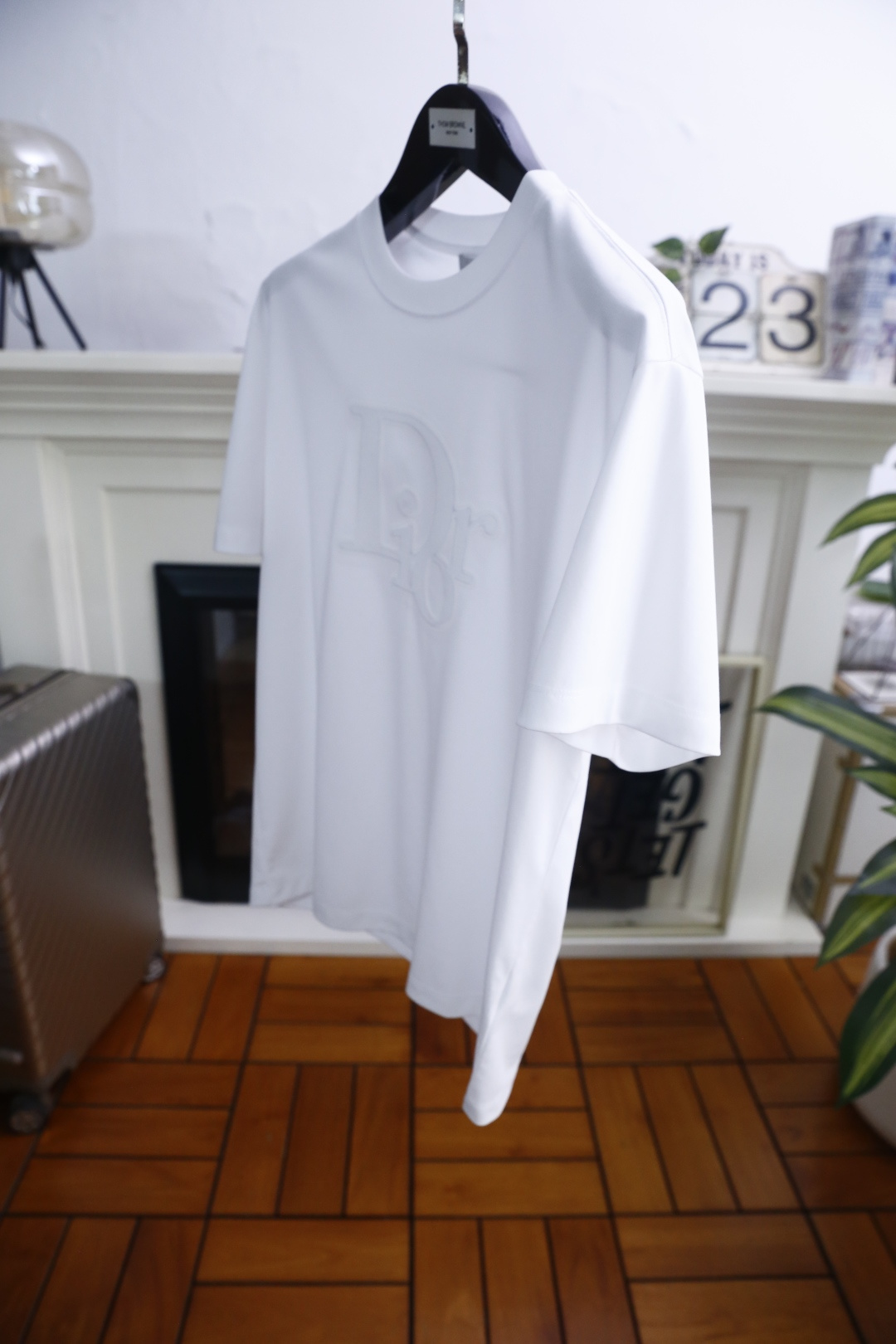 🔥迪奥.26夏季新品！时尚男士百搭T恤采用经典圆领设计，版型宽松不紧绷，上身利落有型。胸前饰有精致的品牌