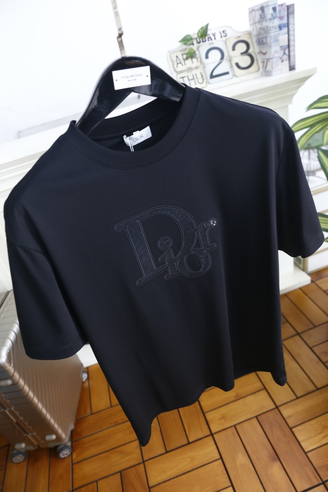 🔥迪奥.26夏季新品！时尚男士百搭T恤采用经典圆领设计，版型宽松不紧绷，上身利落有型。胸前饰有精致的品牌