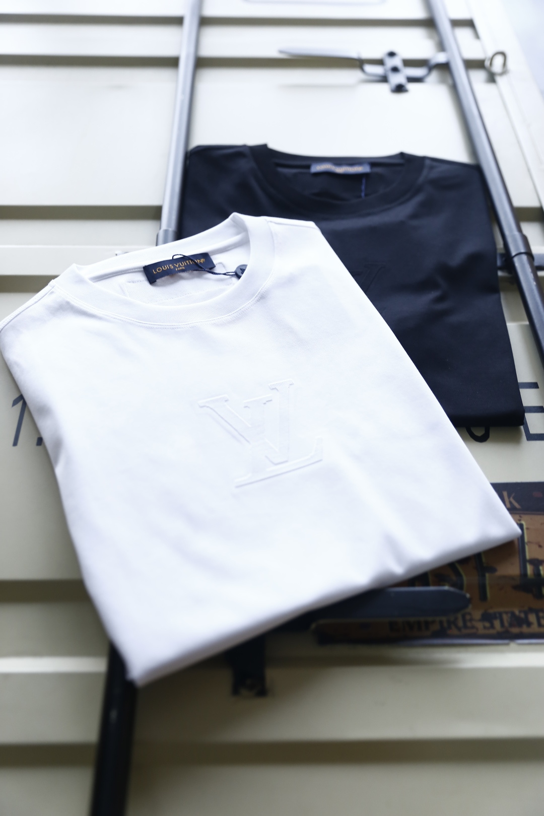 🔥LV.26夏季新品👍男士百搭T恤采用经典圆领设计，版型舒适，上身利落不拖沓。衣身线条流畅干净，剪裁得体