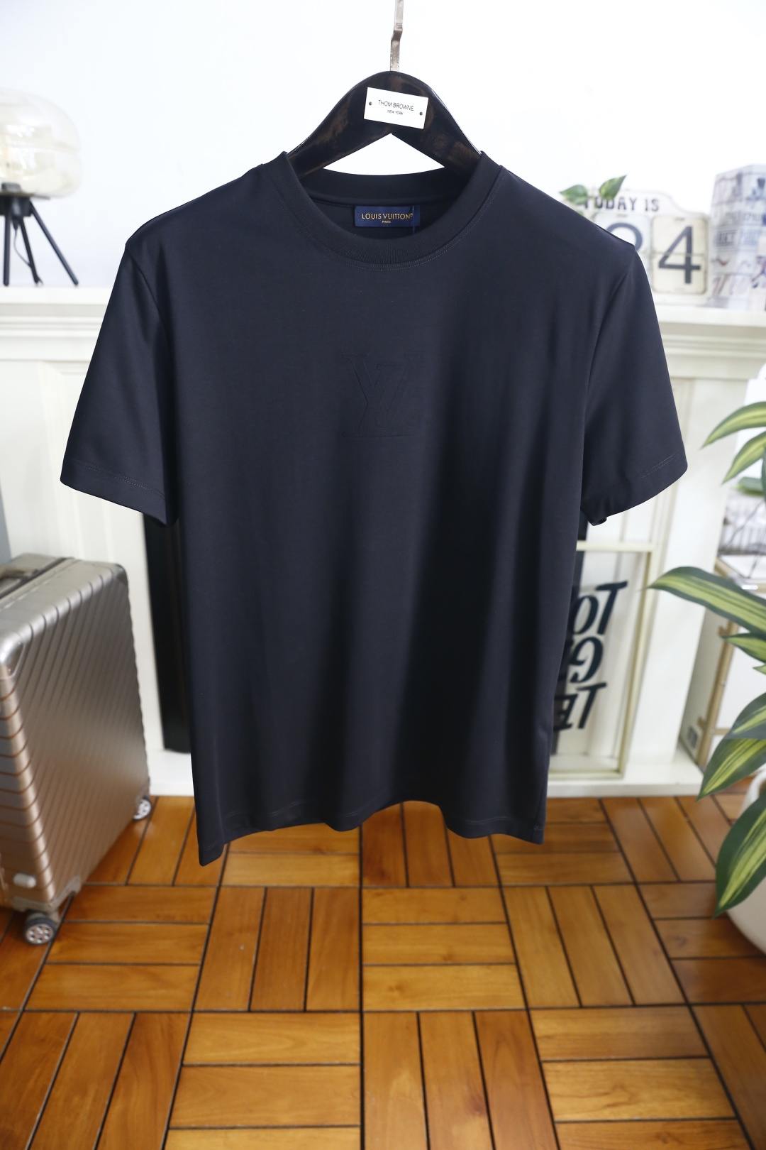 🔥LV.26夏季新品👍男士百搭T恤采用经典圆领设计，版型舒适，上身利落不拖沓。衣身线条流畅干净，剪裁得体