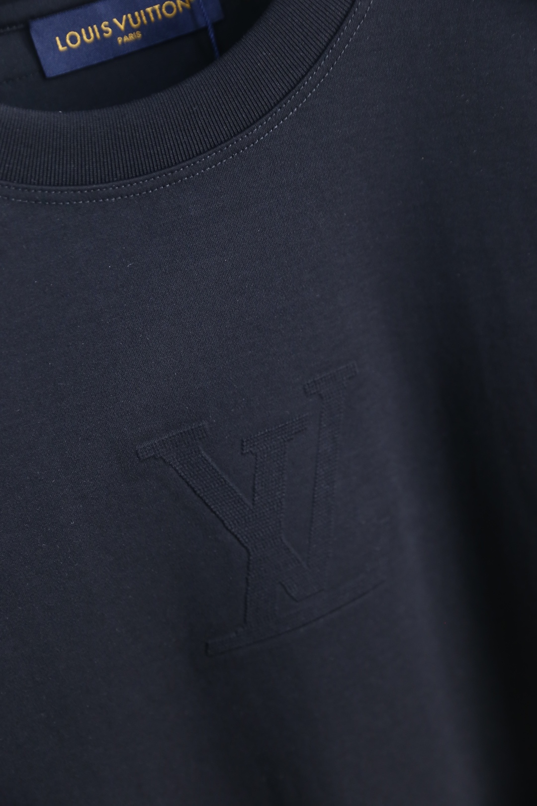 🔥LV.26夏季新品👍男士百搭T恤采用经典圆领设计，版型舒适，上身利落不拖沓。衣身线条流畅干净，剪裁得体