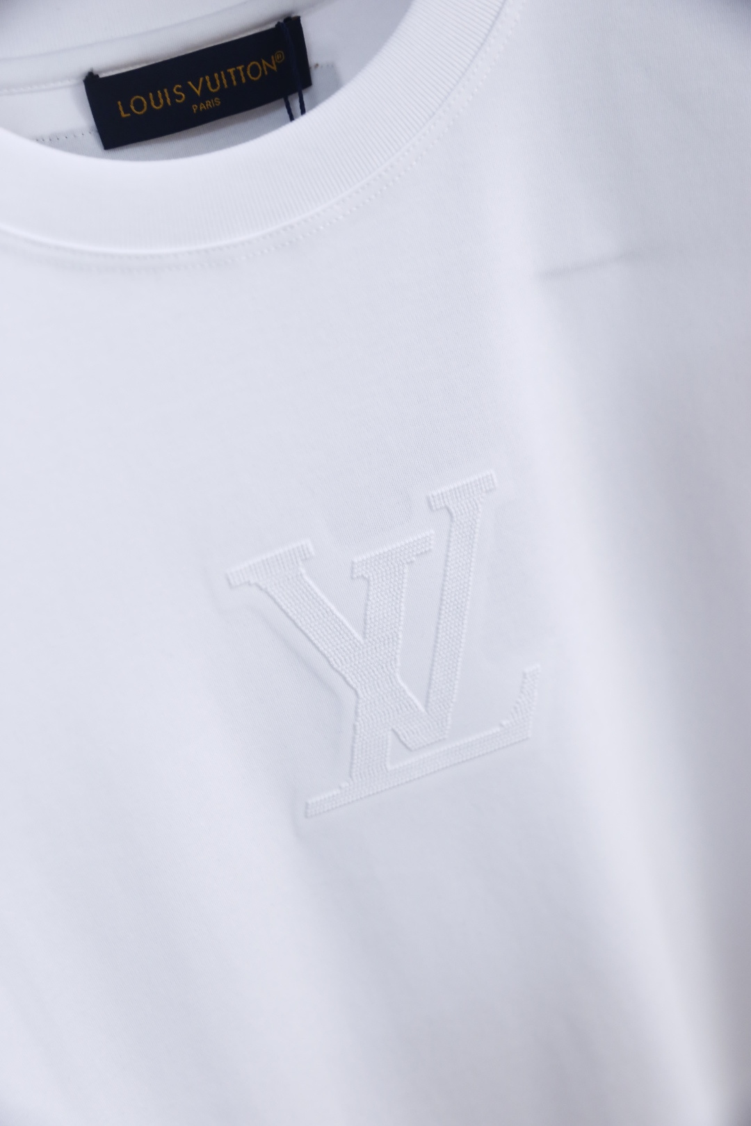 🔥LV.26夏季新品👍男士百搭T恤采用经典圆领设计，版型舒适，上身利落不拖沓。衣身线条流畅干净，剪裁得体