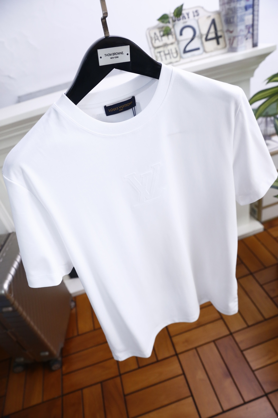 🔥LV.26夏季新品👍男士百搭T恤采用经典圆领设计，版型舒适，上身利落不拖沓。衣身线条流畅干净，剪裁得体