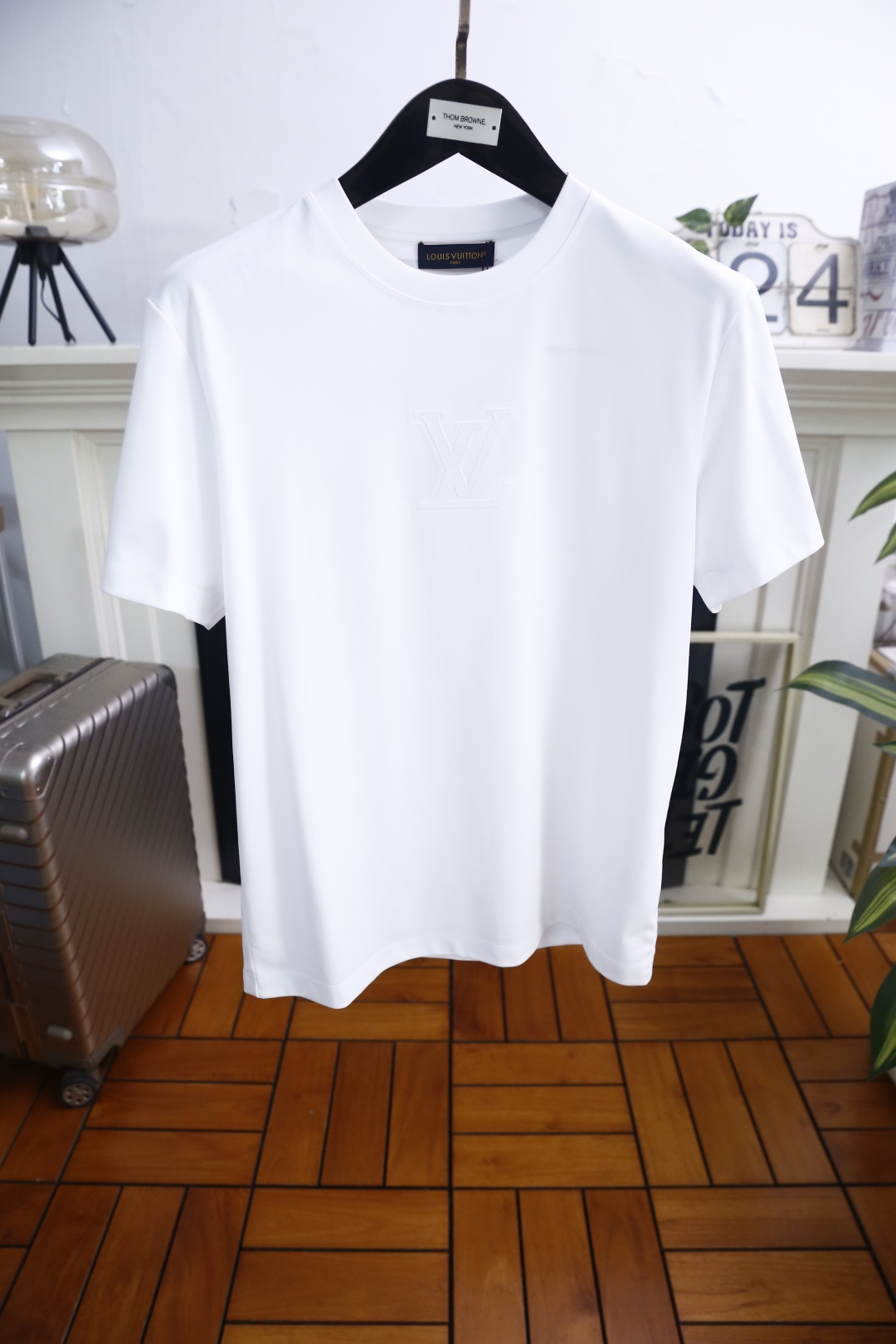 🔥LV.26夏季新品👍男士百搭T恤采用经典圆领设计，版型舒适，上身利落不拖沓。衣身线条流畅干净，剪裁得体