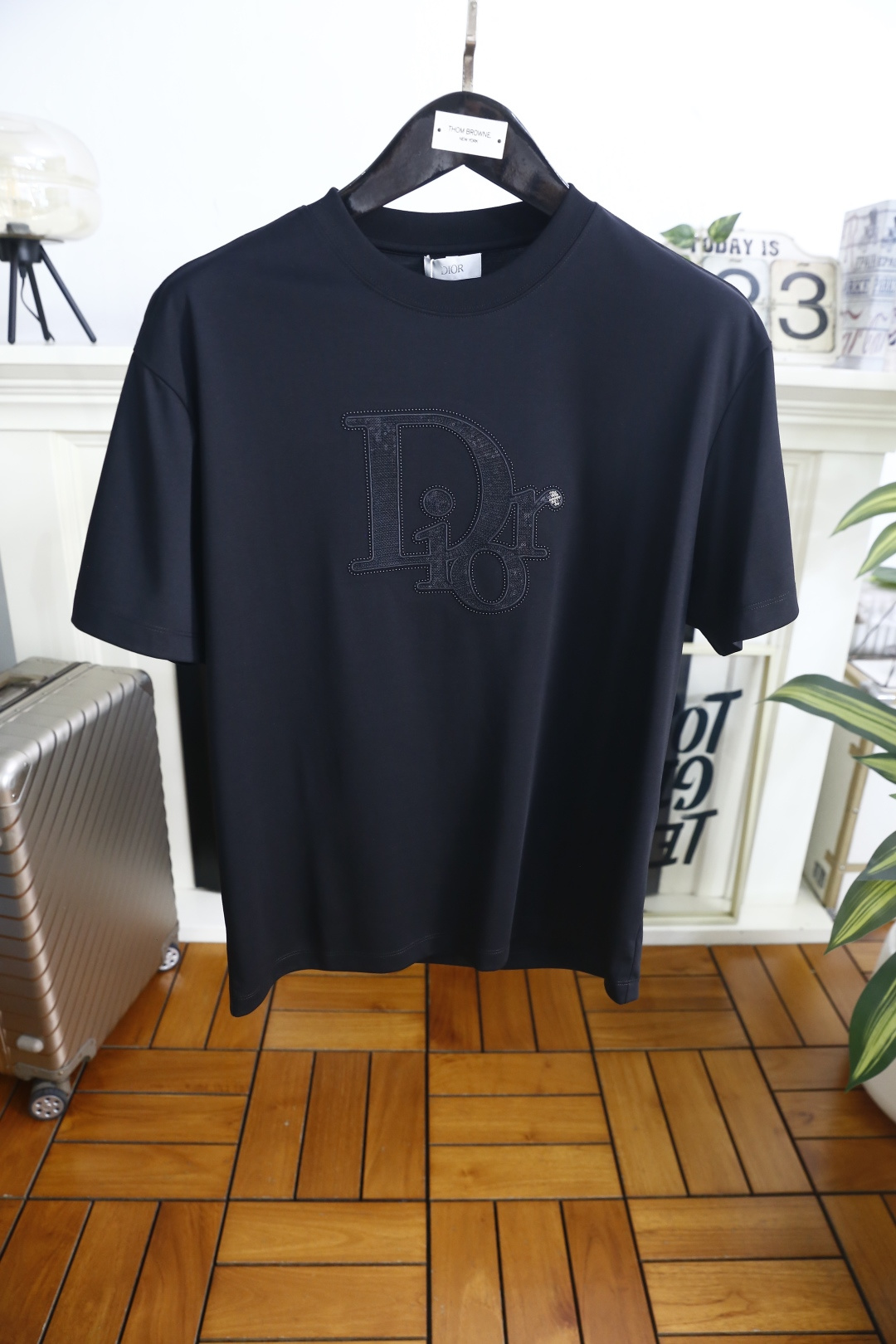 🔥迪奥.26夏季新品！时尚男士百搭T恤采用经典圆领设计，版型宽松不紧绷，上身利落有型。胸前饰有精致的品牌