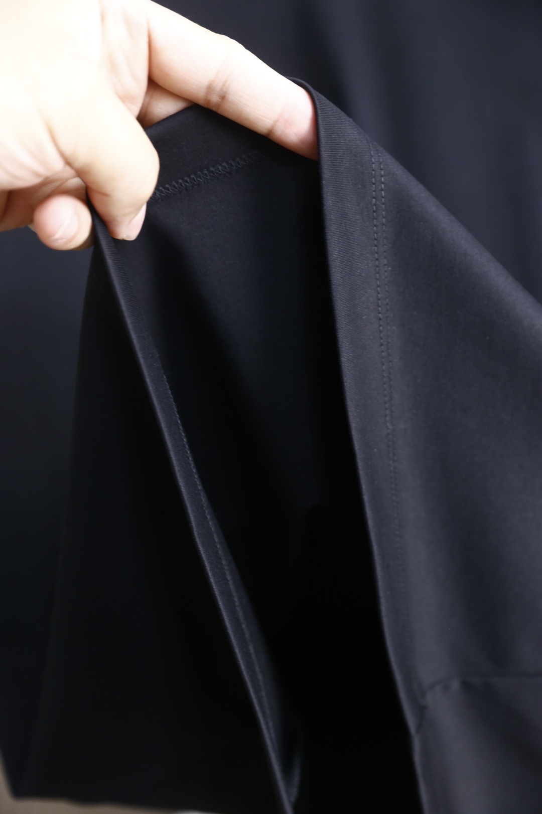 🔥LV.26夏季新品👍男士百搭T恤采用经典圆领设计，版型舒适，上身利落不拖沓。衣身线条流畅干净，剪裁得体