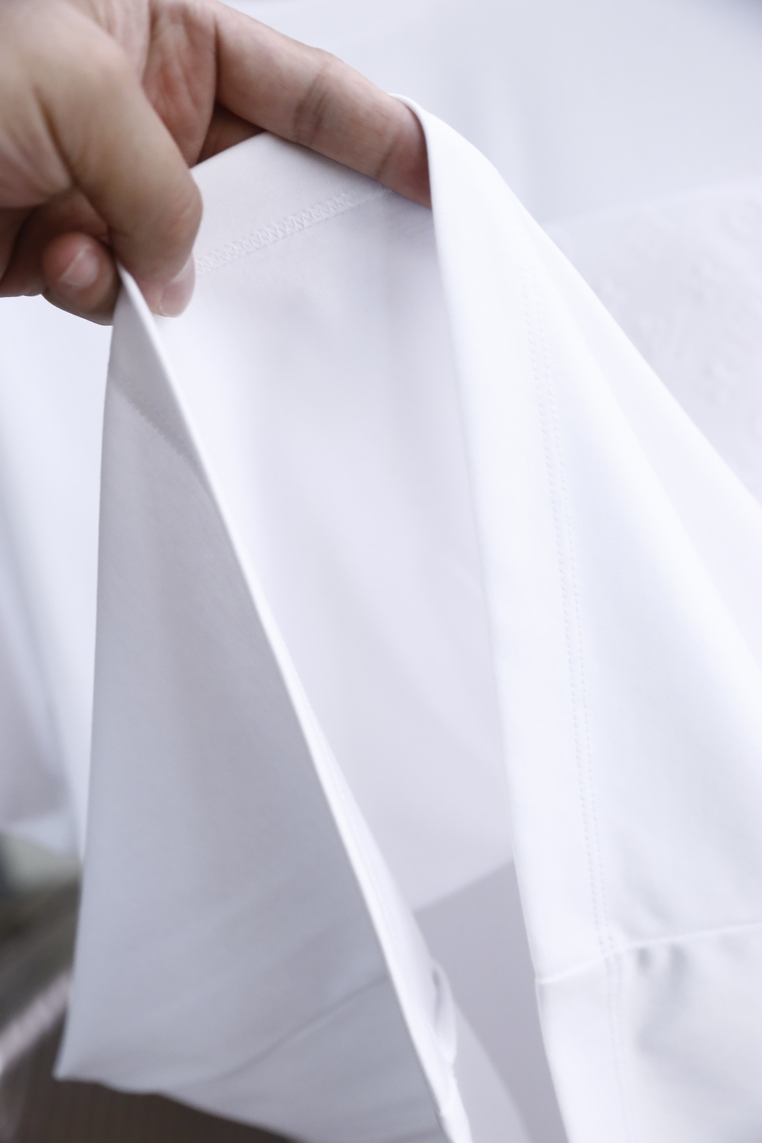 🔥LV.26夏季新品👍男士百搭T恤采用经典圆领设计，版型舒适，上身利落不拖沓。衣身线条流畅干净，剪裁得体