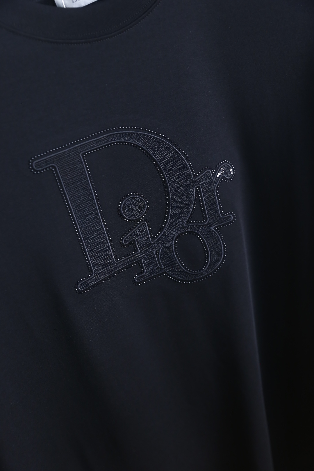 🔥迪奥.26夏季新品！时尚男士百搭T恤采用经典圆领设计，版型宽松不紧绷，上身利落有型。胸前饰有精致的品牌