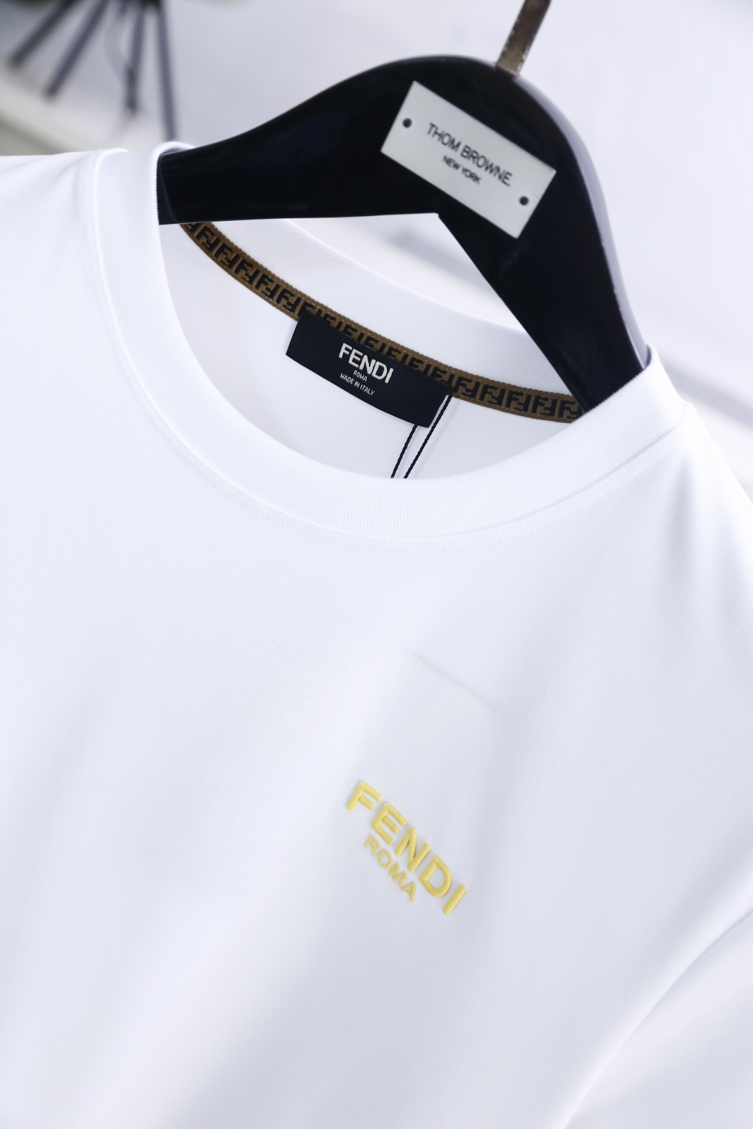 🔥芬迪.26夏季新品！时尚男士百搭短袖T恤采用经典圆领设计，领口边缘饰有品牌标志性织带细节，低调暗藏巧思