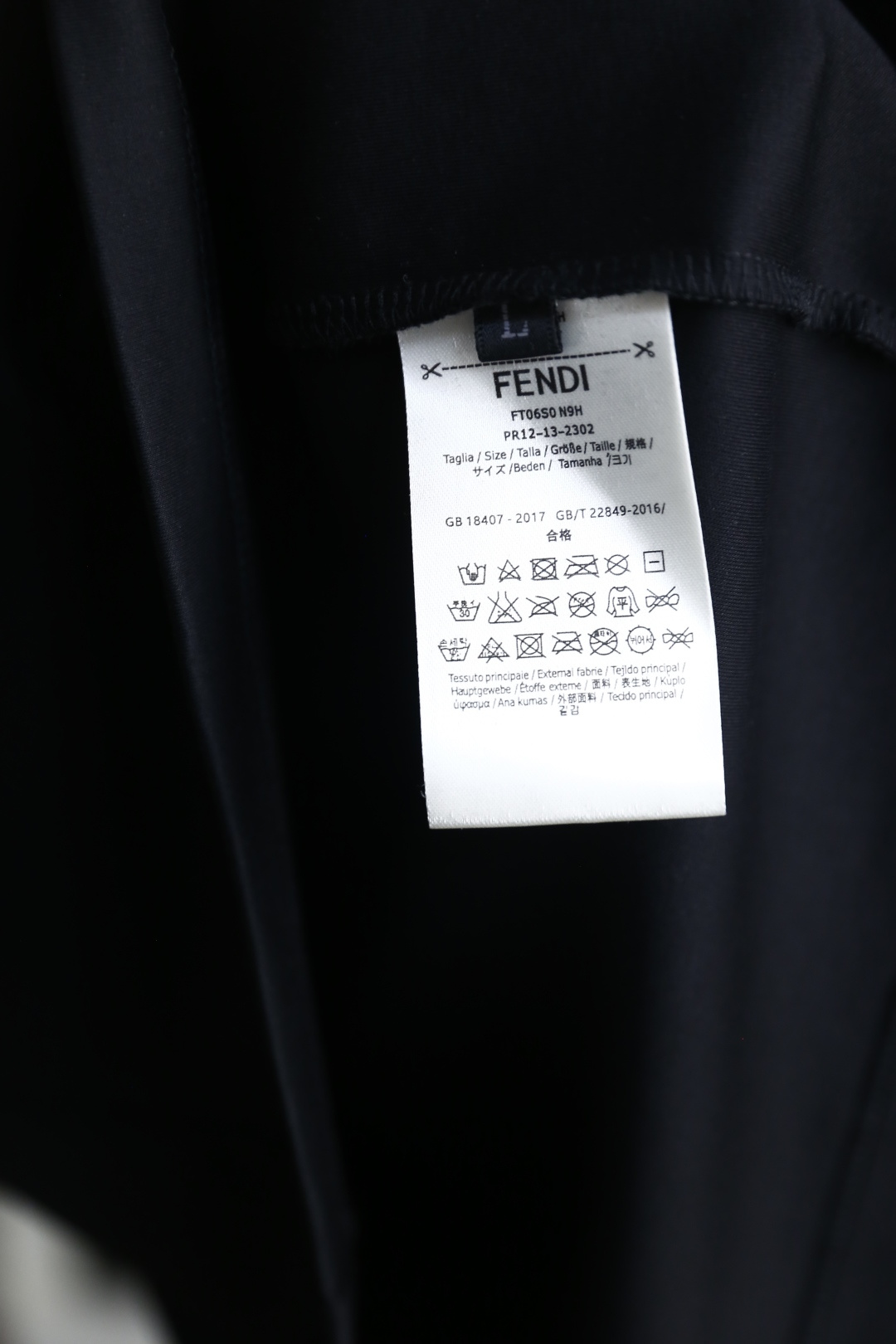 🔥芬迪.26夏季新品！时尚男士百搭短袖T恤采用经典圆领设计，领口边缘饰有品牌标志性织带细节，低调暗藏巧思