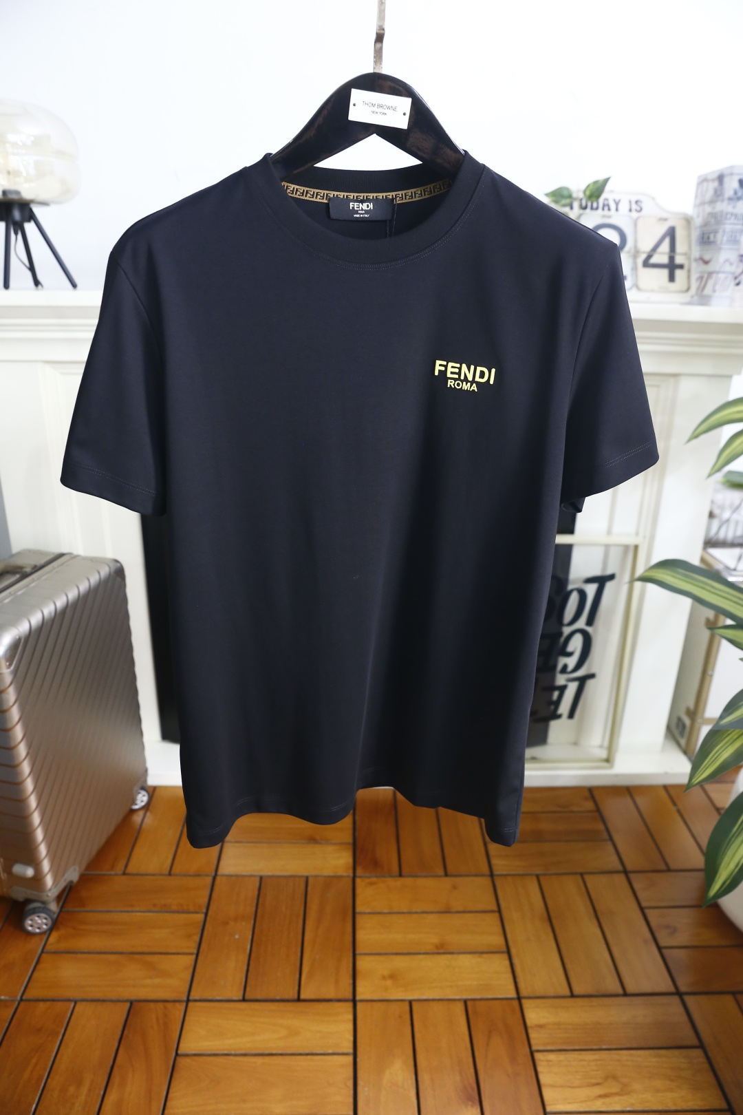 🔥芬迪.26夏季新品！时尚男士百搭短袖T恤采用经典圆领设计，领口边缘饰有品牌标志性织带细节，低调暗藏巧思