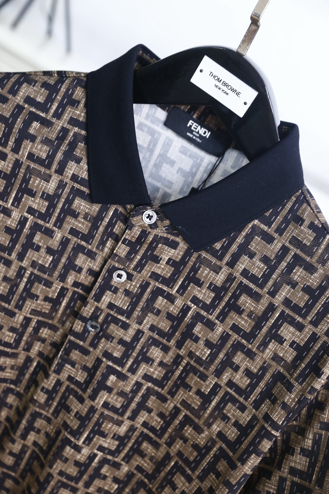 🔥芬迪.26夏季新品！时尚男士百搭Polo衫采用经典翻领设计，搭配同色系门襟纽扣，利落又兼具商务休闲感。