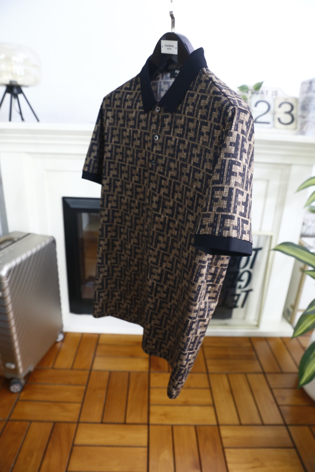 🔥芬迪.26夏季新品！时尚男士百搭Polo衫采用经典翻领设计，搭配同色系门襟纽扣，利落又兼具商务休闲感。