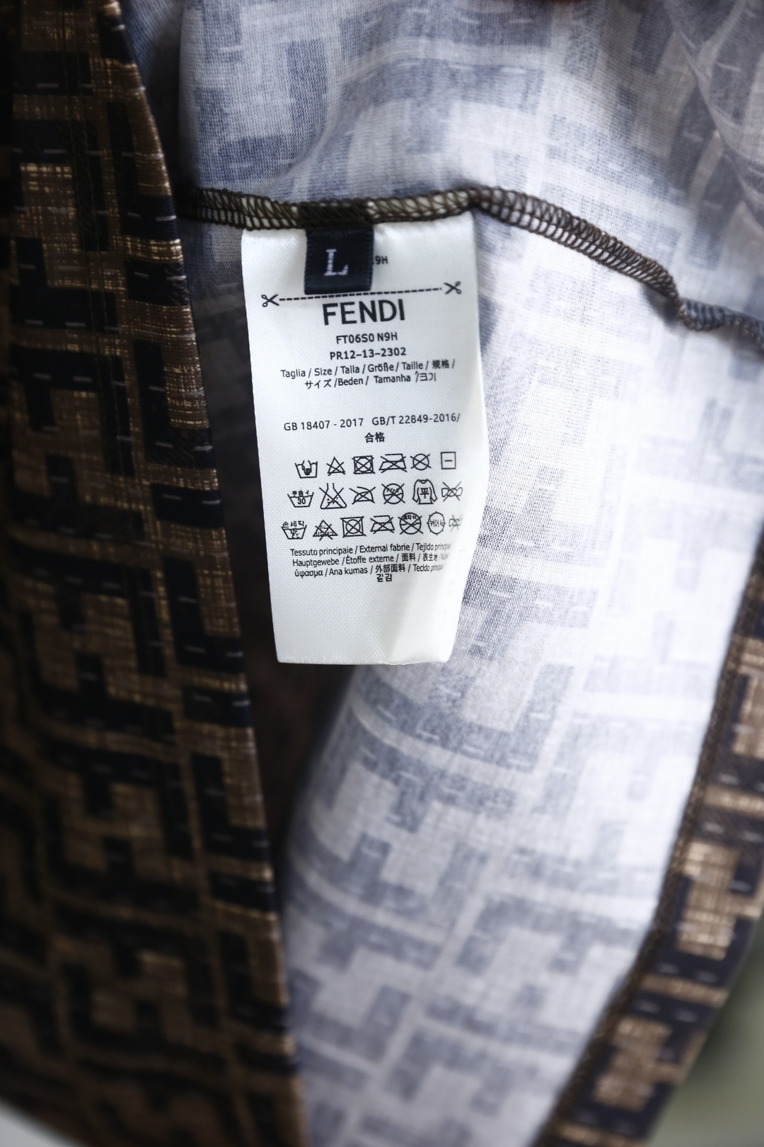 🔥芬迪.26夏季新品！时尚男士百搭Polo衫采用经典翻领设计，搭配同色系门襟纽扣，利落又兼具商务休闲感。