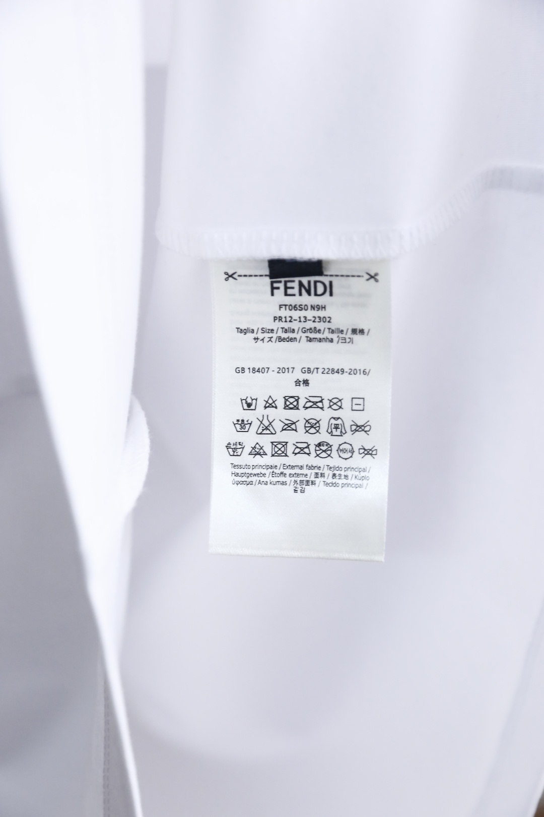 🔥芬迪.26夏季新品！时尚男士百搭短袖T恤采用经典圆领设计，领口边缘饰有品牌标志性织带细节，低调暗藏巧思