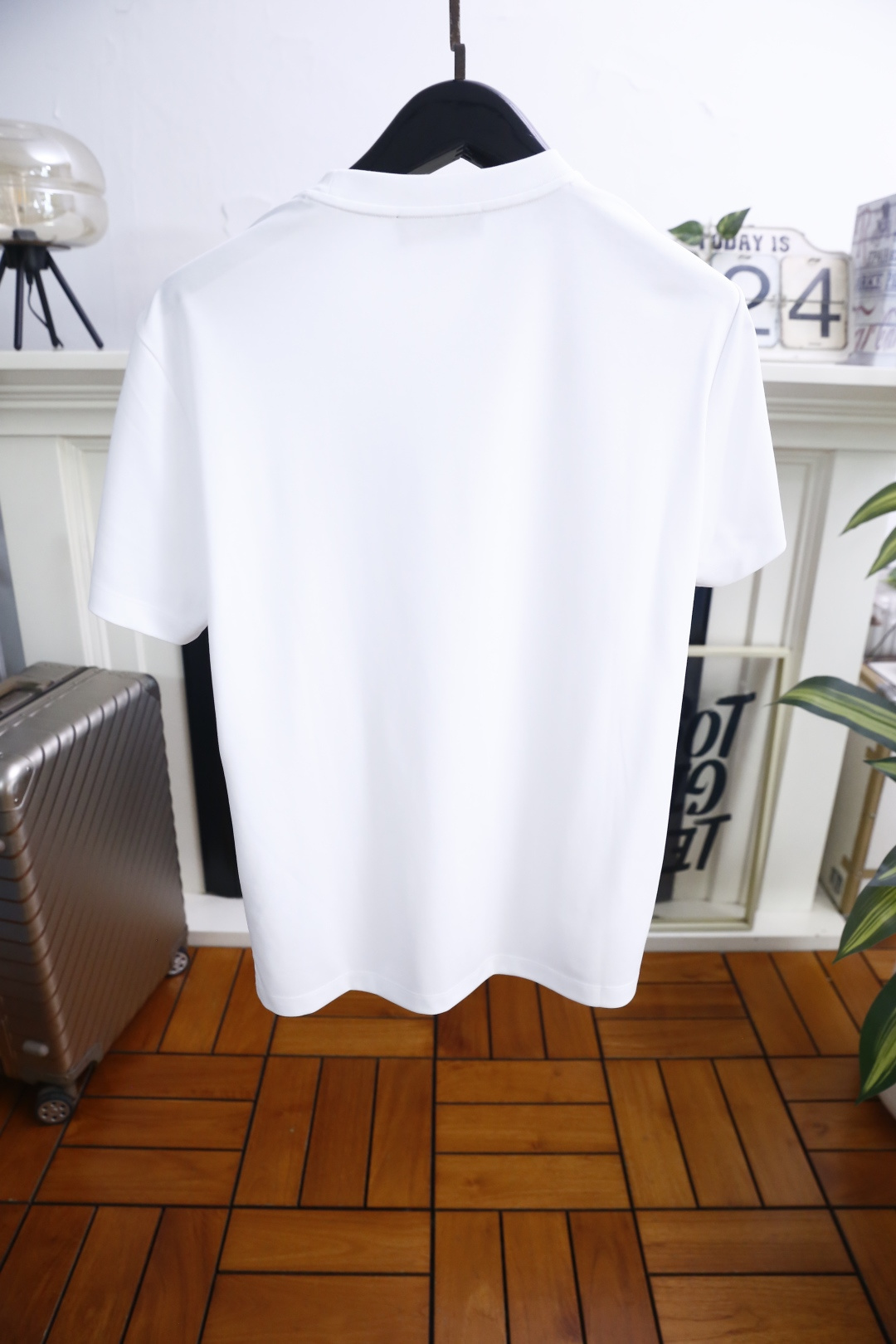 🔥芬迪.26夏季新品！时尚男士百搭短袖T恤采用经典圆领设计，领口边缘饰有品牌标志性织带细节，低调暗藏巧思