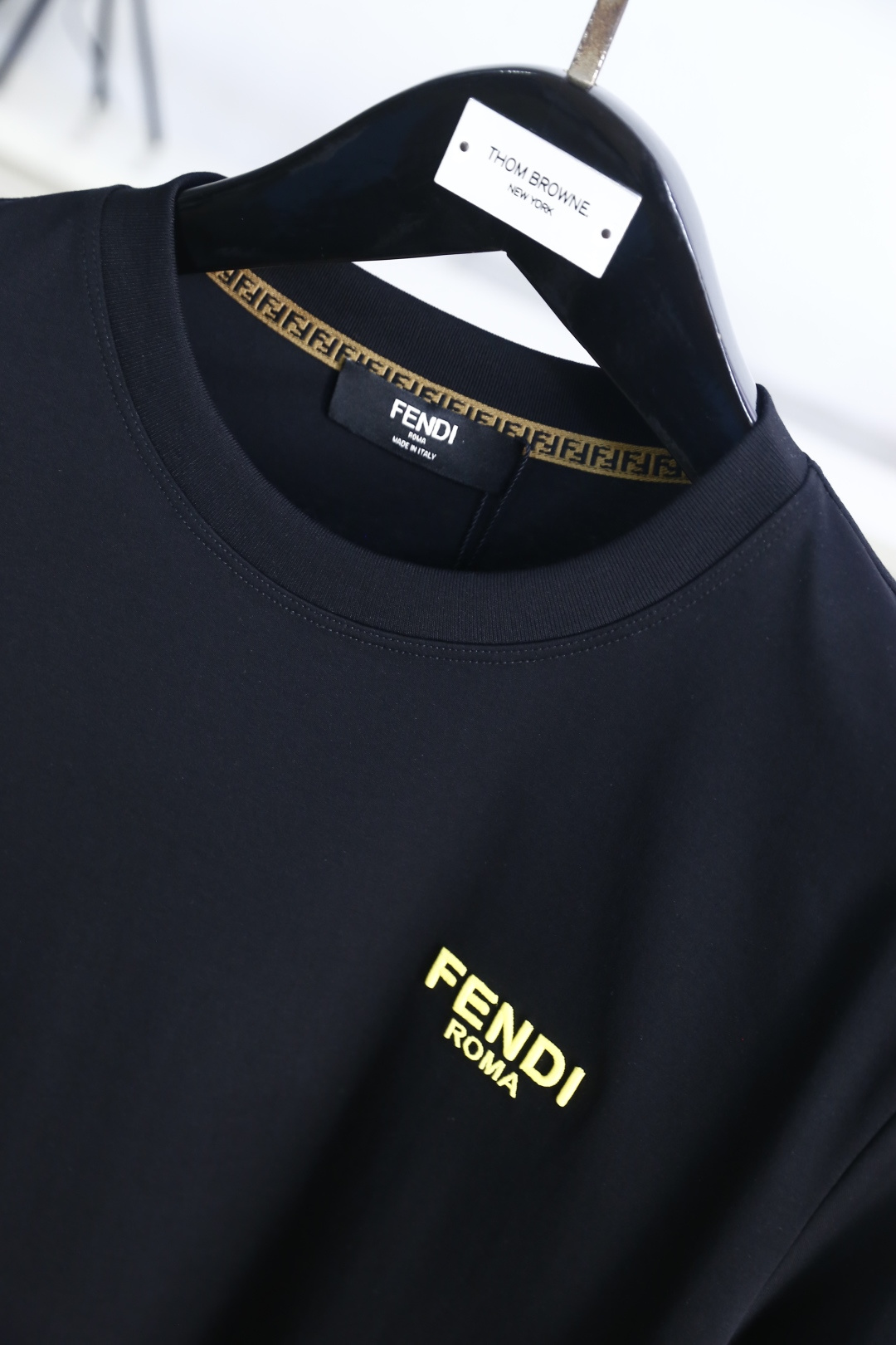 🔥芬迪.26夏季新品！时尚男士百搭短袖T恤采用经典圆领设计，领口边缘饰有品牌标志性织带细节，低调暗藏巧思