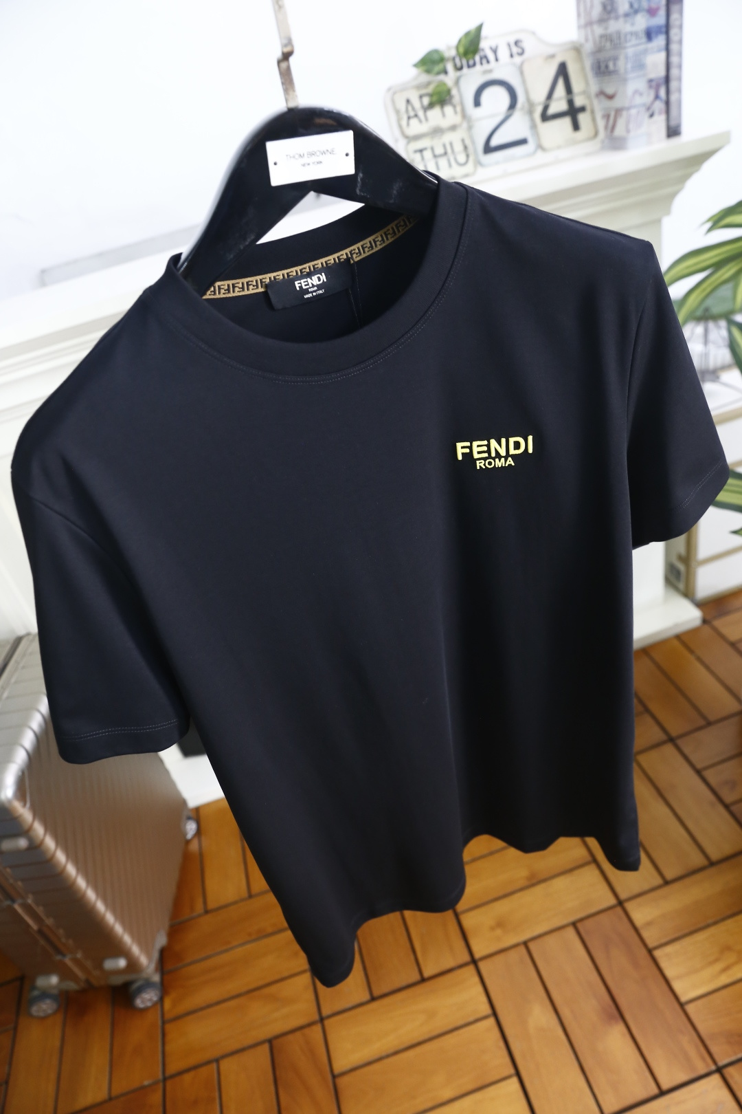 🔥芬迪.26夏季新品！时尚男士百搭短袖T恤采用经典圆领设计，领口边缘饰有品牌标志性织带细节，低调暗藏巧思