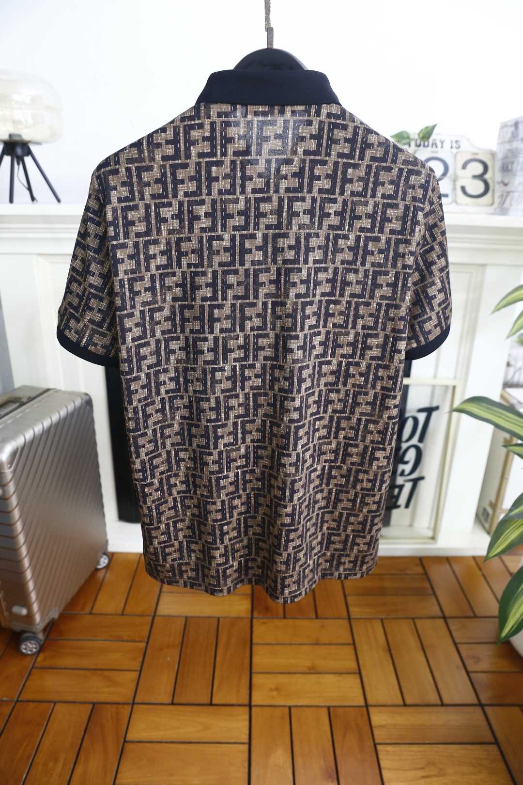 🔥芬迪.26夏季新品！时尚男士百搭Polo衫采用经典翻领设计，搭配同色系门襟纽扣，利落又兼具商务休闲感。